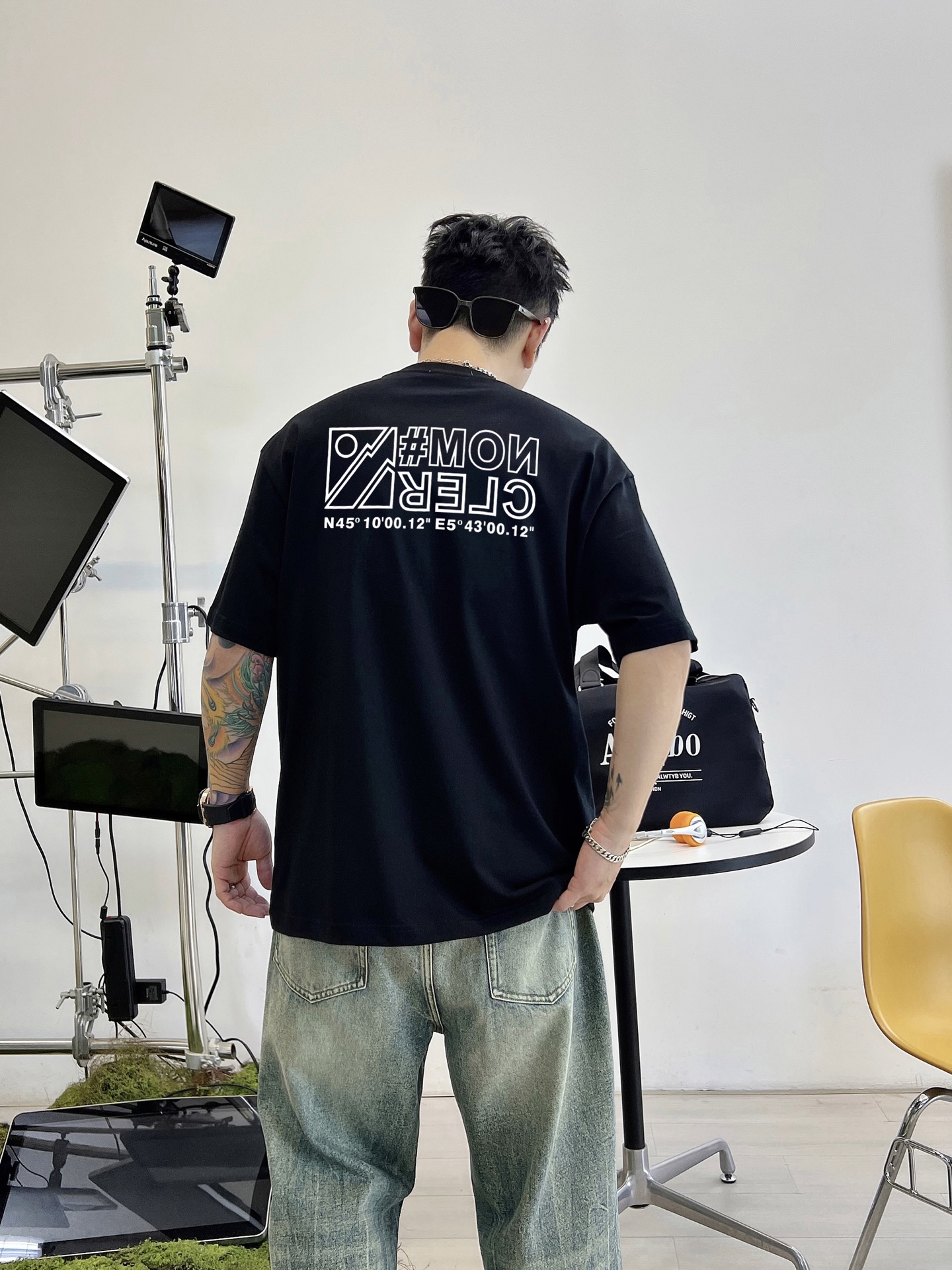 蒙口 新款字母印花双层重工短袖T桖 字母图案不管是T桖还是卫衣都是每年的爆款单品 前幅大面积印花采用大康