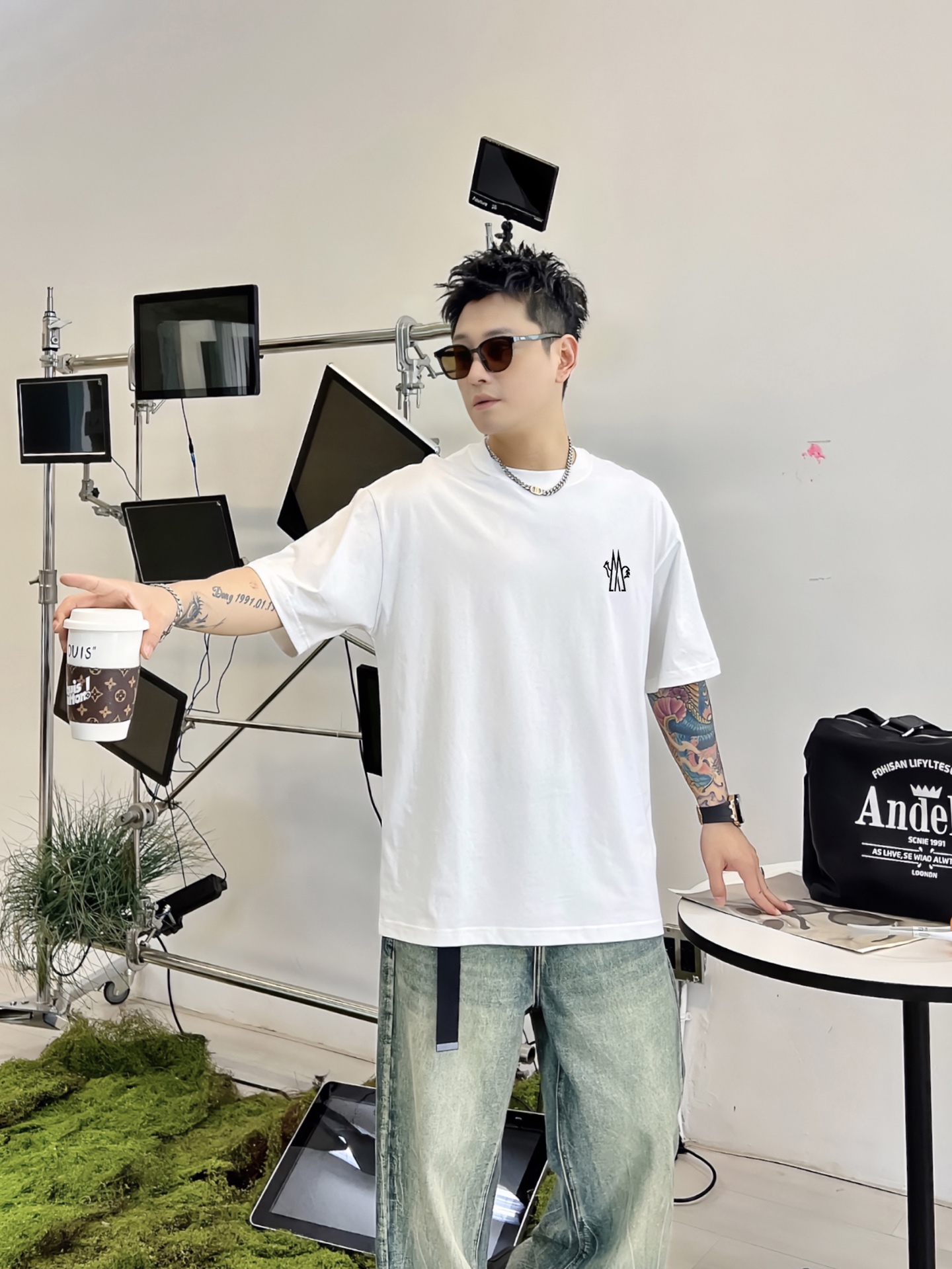 蒙口 新款字母印花双层重工短袖T桖 字母图案不管是T桖还是卫衣都是每年的爆款单品 前幅大面积印花采用大康