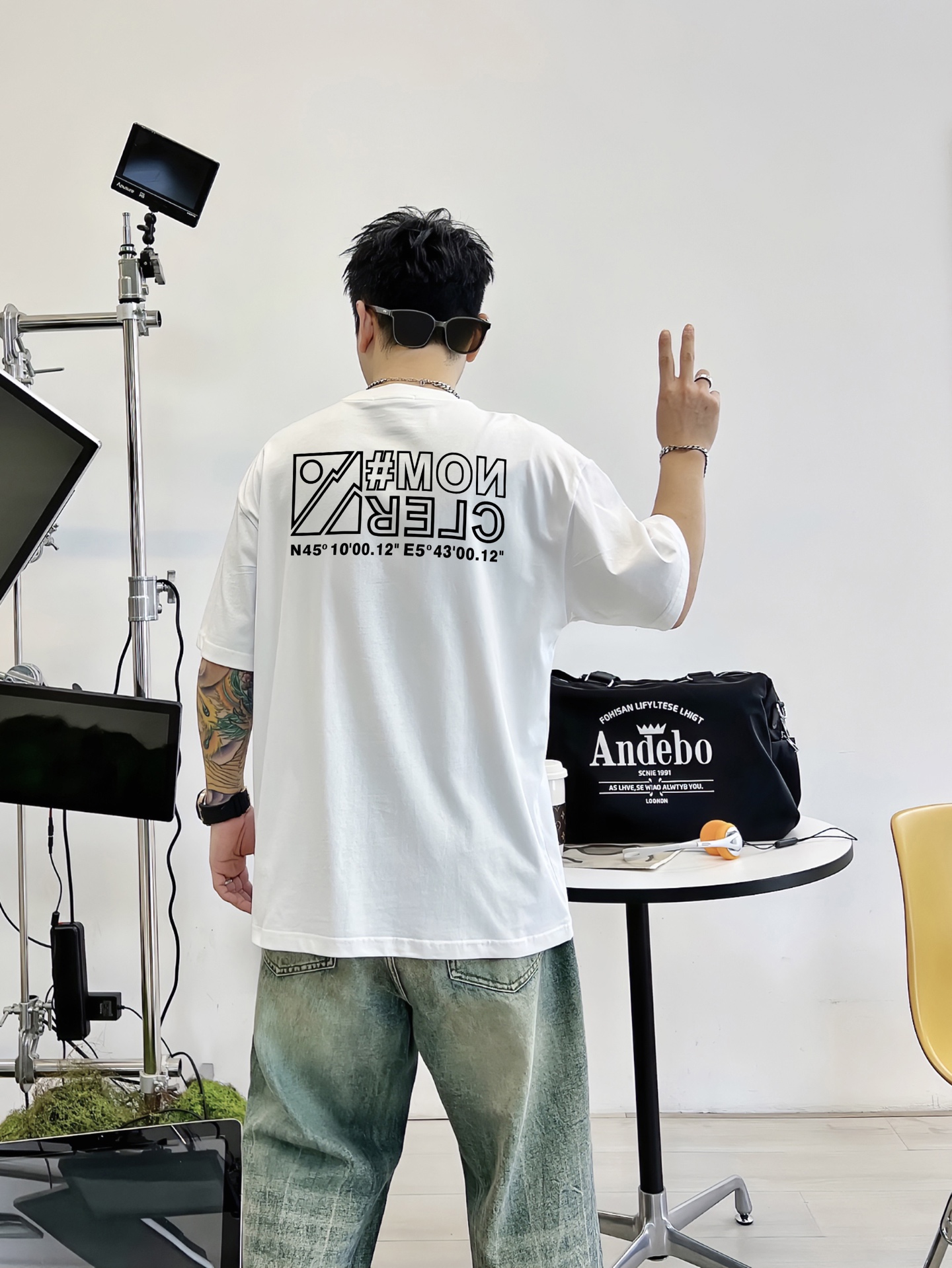蒙口 新款字母印花双层重工短袖T桖 字母图案不管是T桖还是卫衣都是每年的爆款单品 前幅大面积印花采用大康