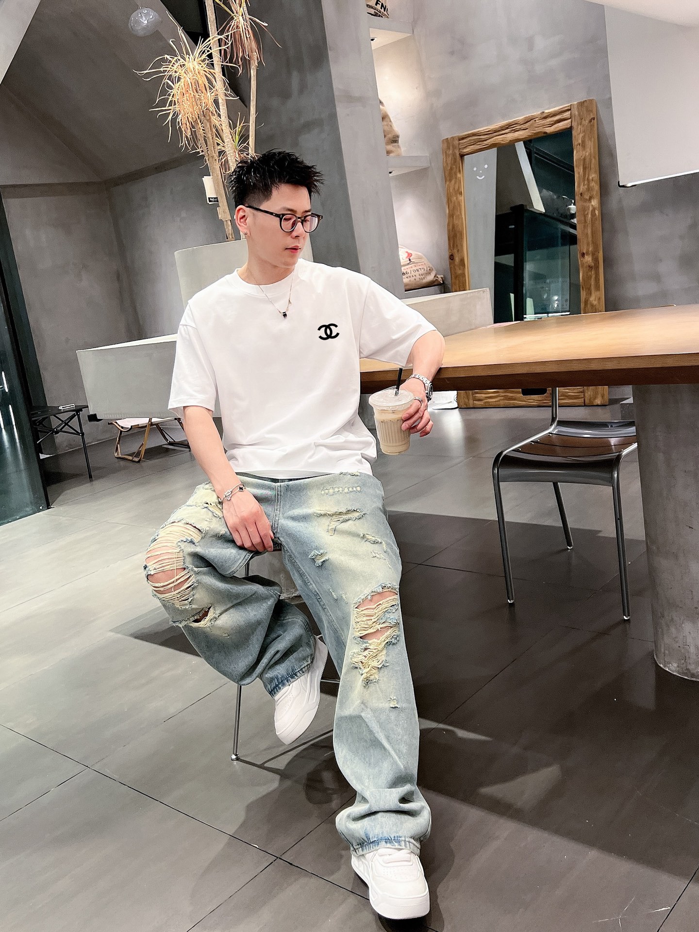 香奈儿 新款字母印花双层重工短袖T桖 字母图案不管是T桖还是卫衣都是每年的爆款单品 前幅大面积印花采用大