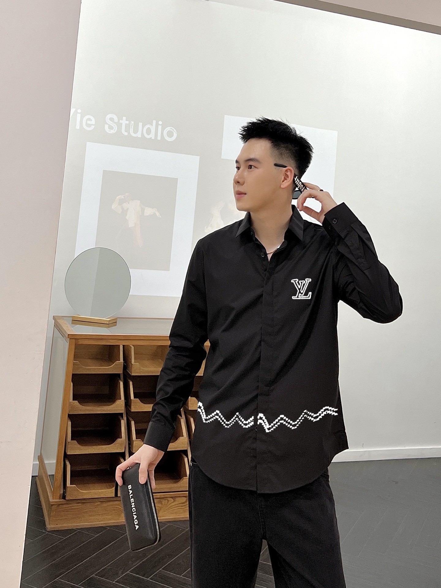 ￼ 路易威登 专柜最新款男士必备款衬衫，100%天然棉，舒服透气，原单狠货，原版面料，柔软舒适，上身高端