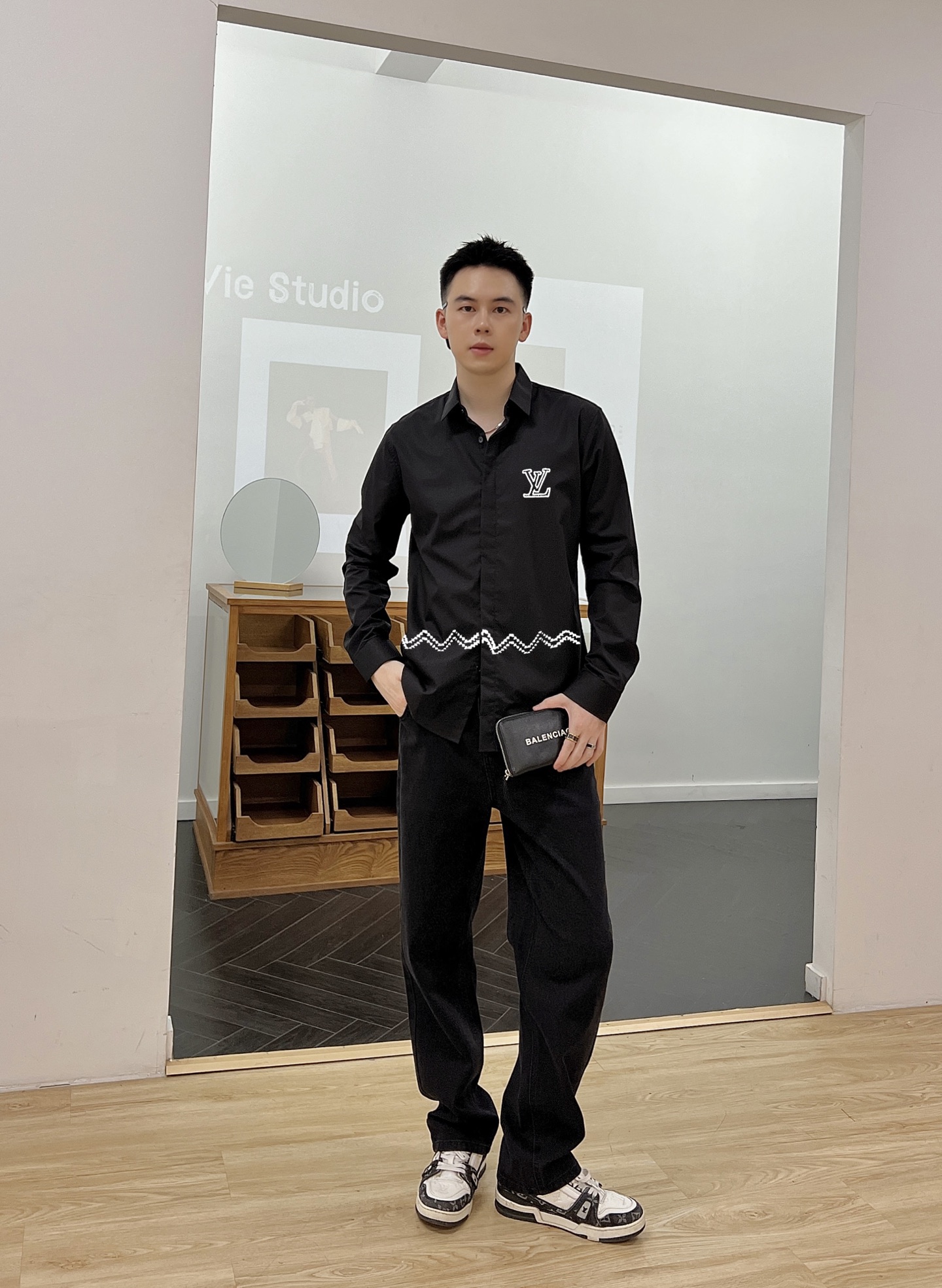 ￼ 路易威登 专柜最新款男士必备款衬衫，100%天然棉，舒服透气，原单狠货，原版面料，柔软舒适，上身高端