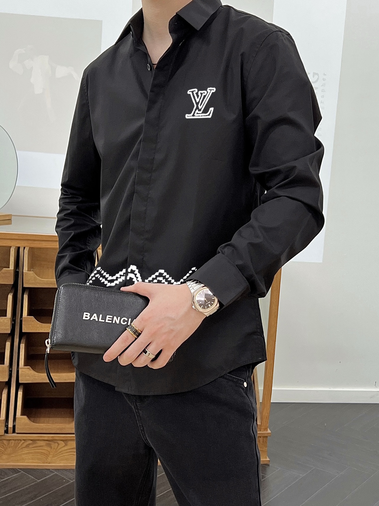 ￼ 路易威登 专柜最新款男士必备款衬衫，100%天然棉，舒服透气，原单狠货，原版面料，柔软舒适，上身高端