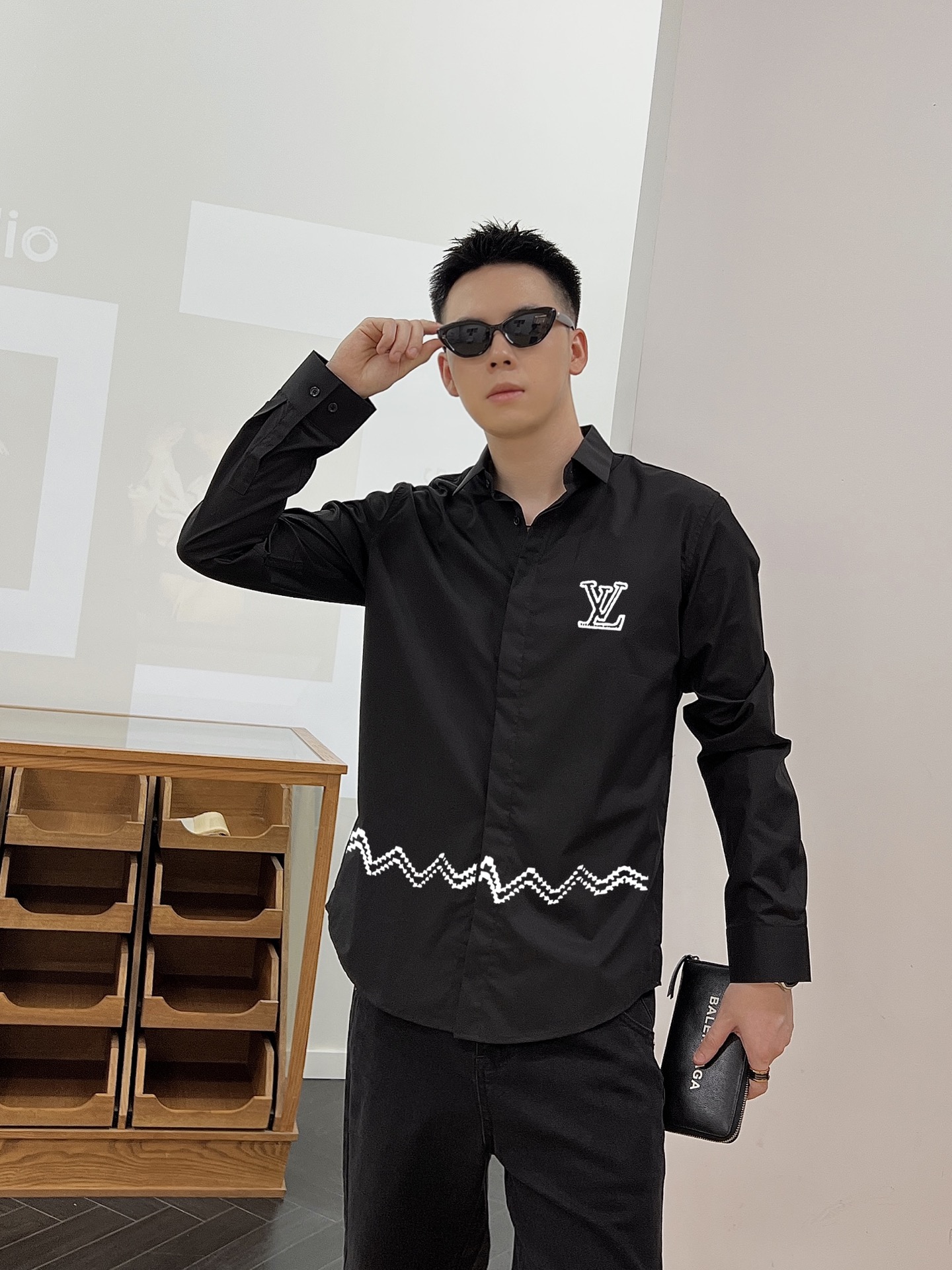 ￼ 路易威登 专柜最新款男士必备款衬衫，100%天然棉，舒服透气，原单狠货，原版面料，柔软舒适，上身高端