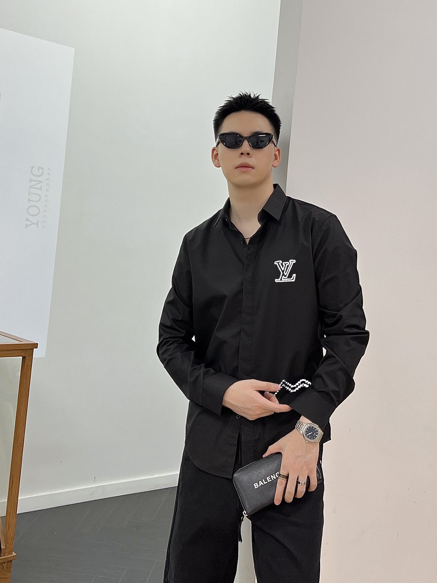 ￼ 路易威登 专柜最新款男士必备款衬衫，100%天然棉，舒服透气，原单狠货，原版面料，柔软舒适，上身高端