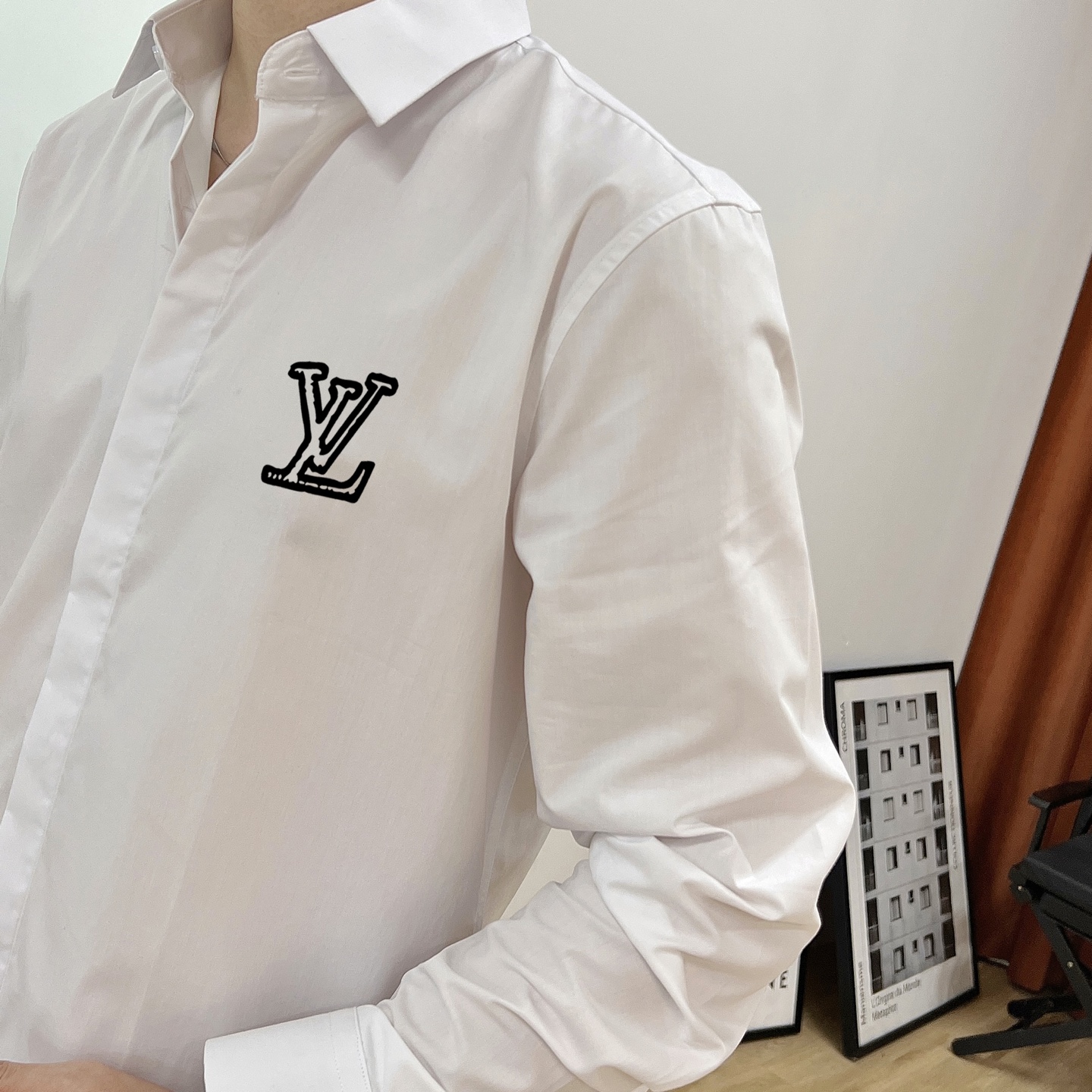 ￼ 路易威登 专柜最新款男士必备款衬衫，100%天然棉，舒服透气，原单狠货，原版面料，柔软舒适，上身高端