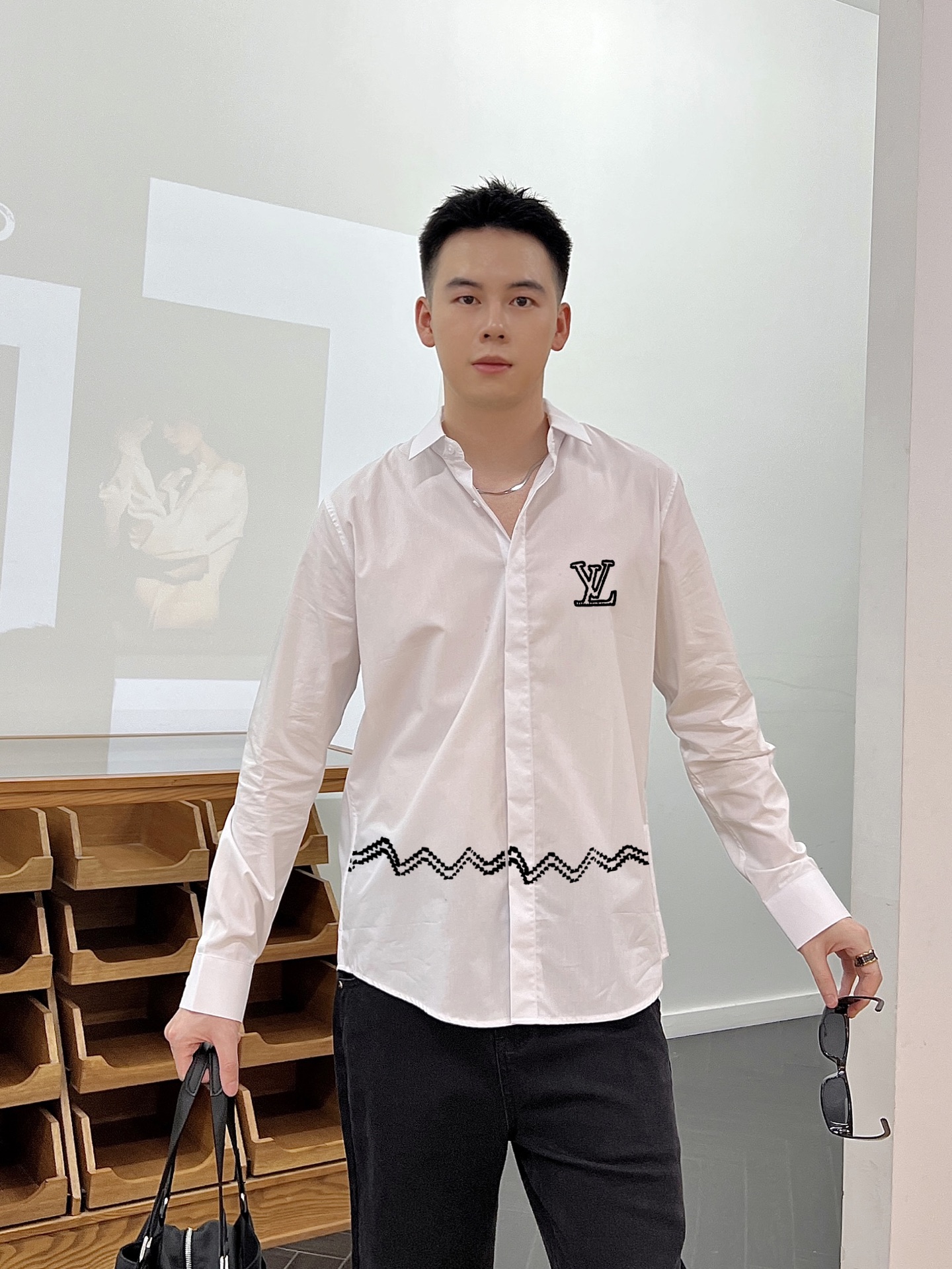 ￼ 路易威登 专柜最新款男士必备款衬衫，100%天然棉，舒服透气，原单狠货，原版面料，柔软舒适，上身高端