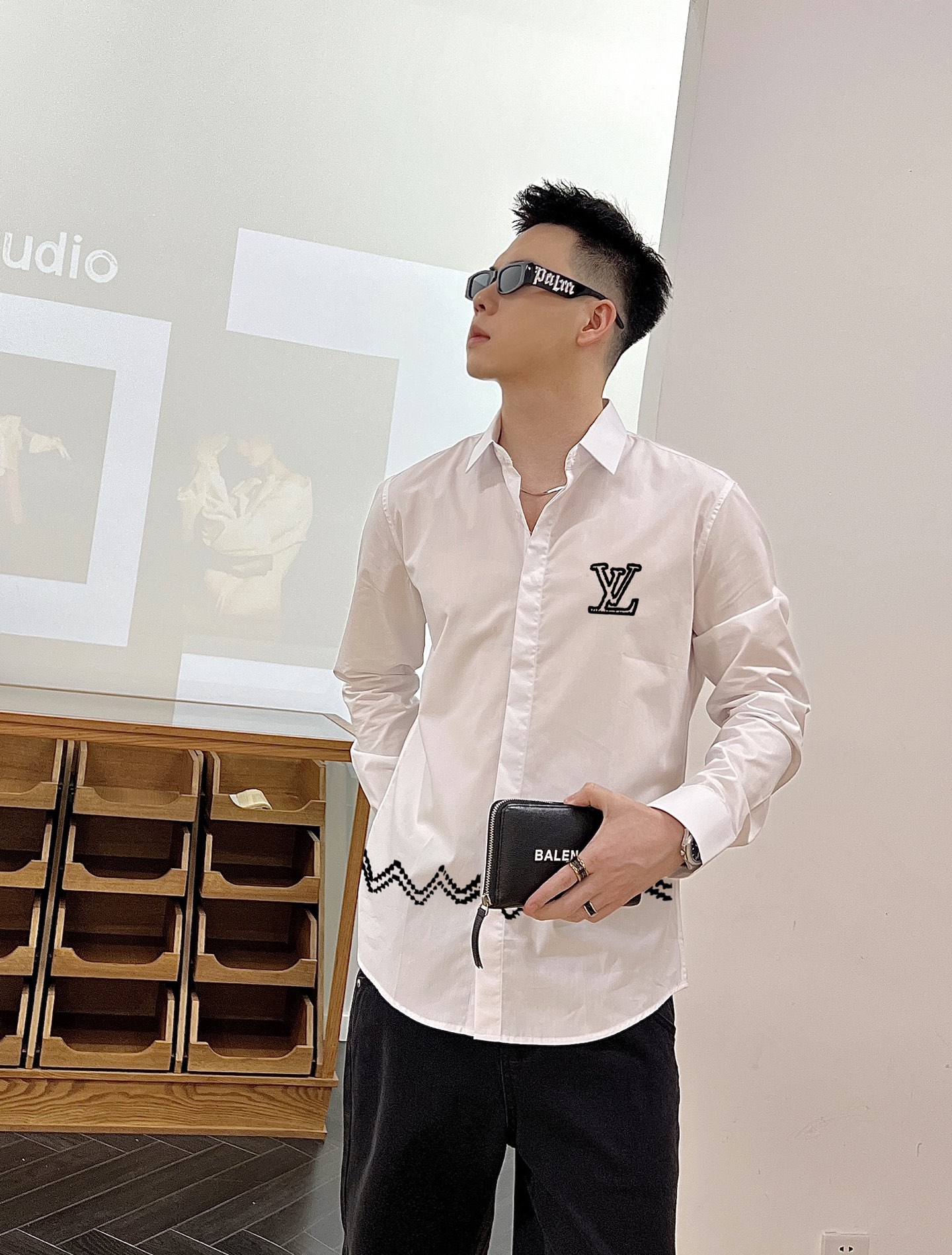 ￼ 路易威登 专柜最新款男士必备款衬衫，100%天然棉，舒服透气，原单狠货，原版面料，柔软舒适，上身高端