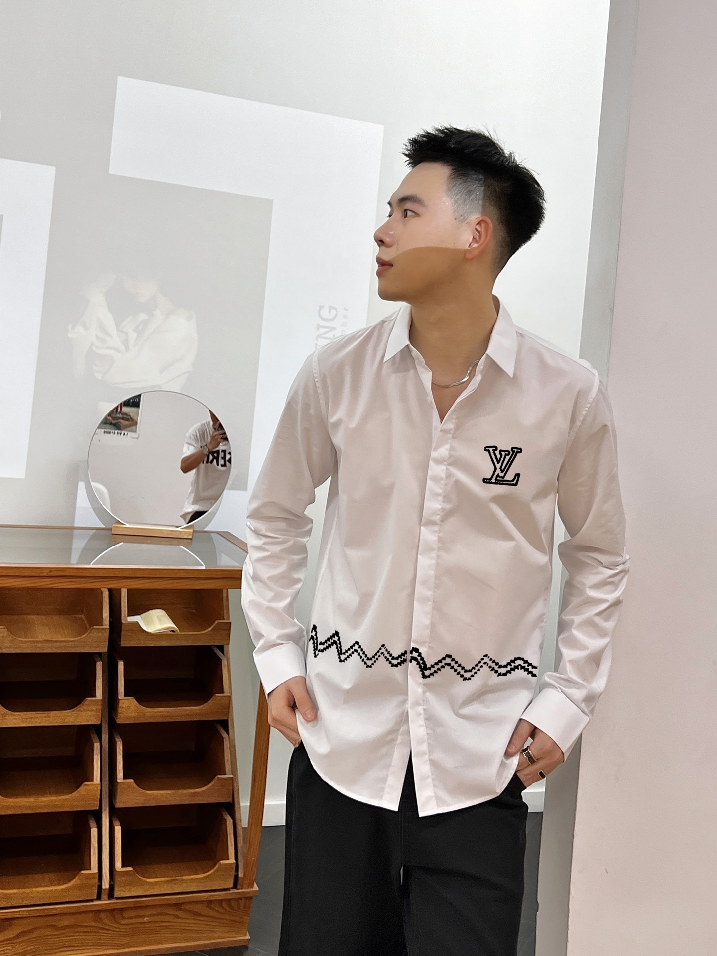 ￼ 路易威登 专柜最新款男士必备款衬衫，100%天然棉，舒服透气，原单狠货，原版面料，柔软舒适，上身高端