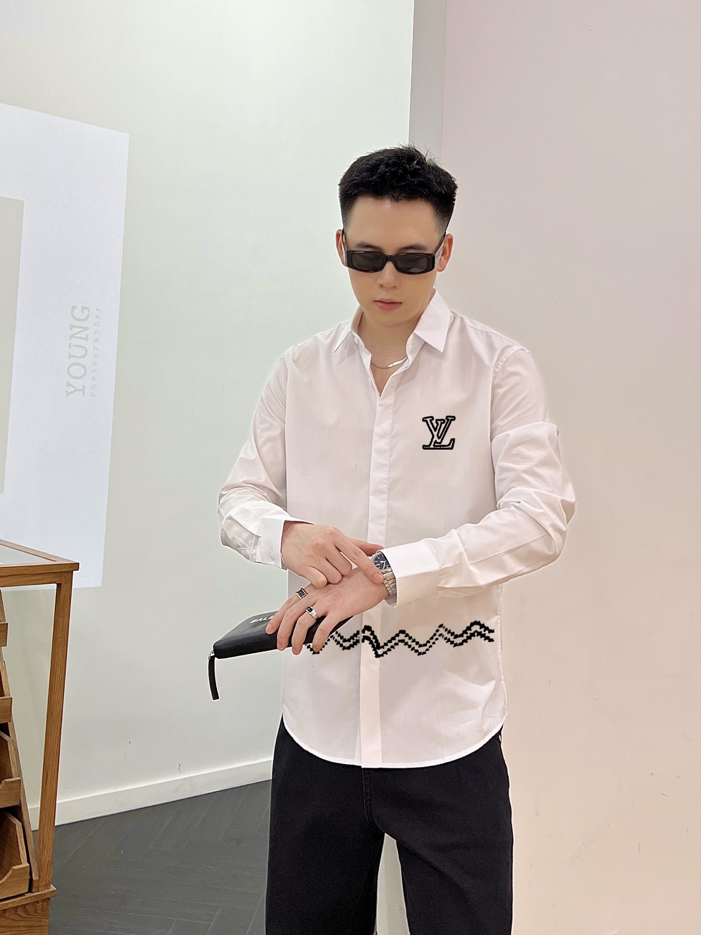 ￼ 路易威登 专柜最新款男士必备款衬衫，100%天然棉，舒服透气，原单狠货，原版面料，柔软舒适，上身高端
