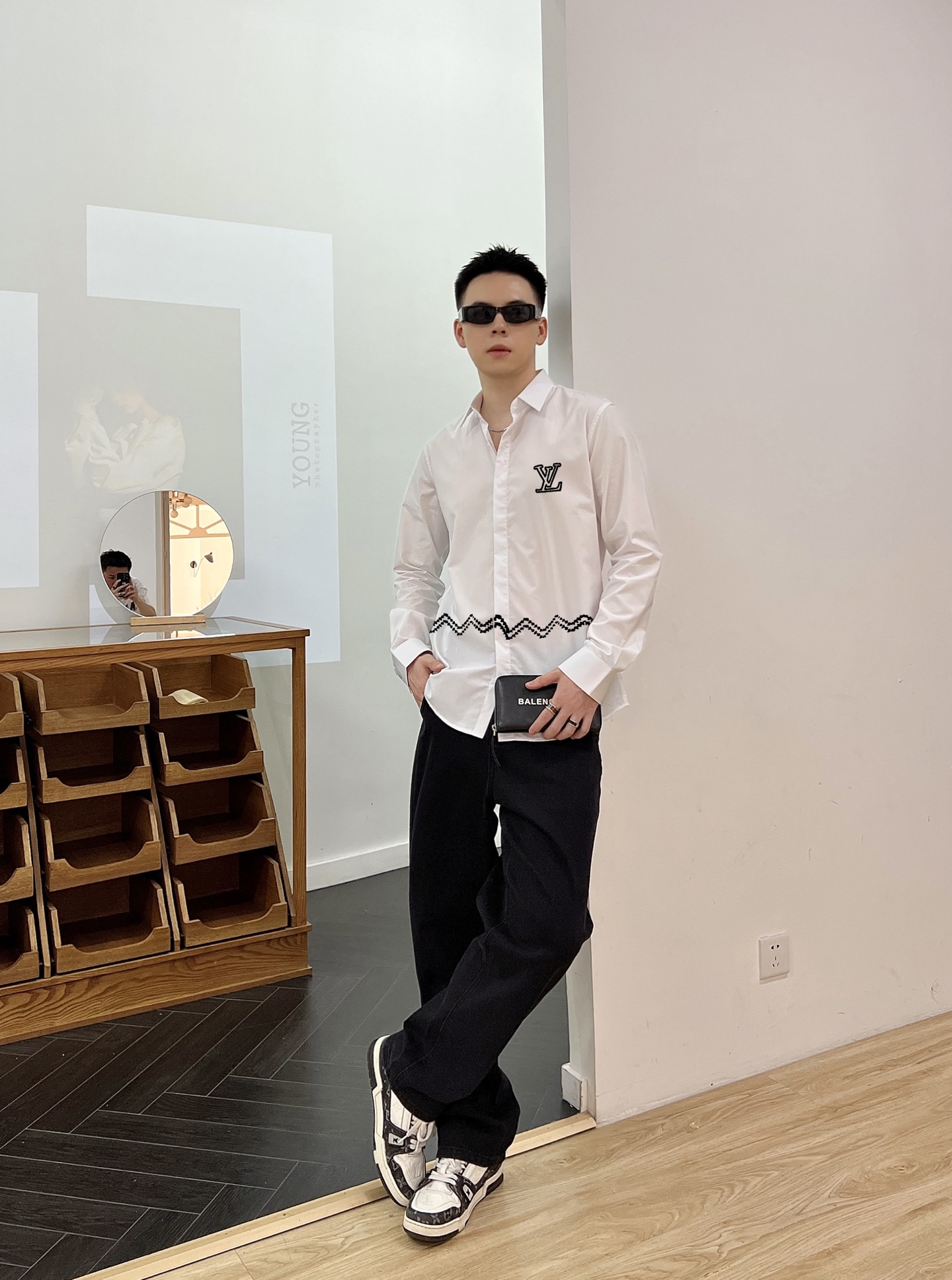 ￼ 路易威登 专柜最新款男士必备款衬衫，100%天然棉，舒服透气，原单狠货，原版面料，柔软舒适，上身高端