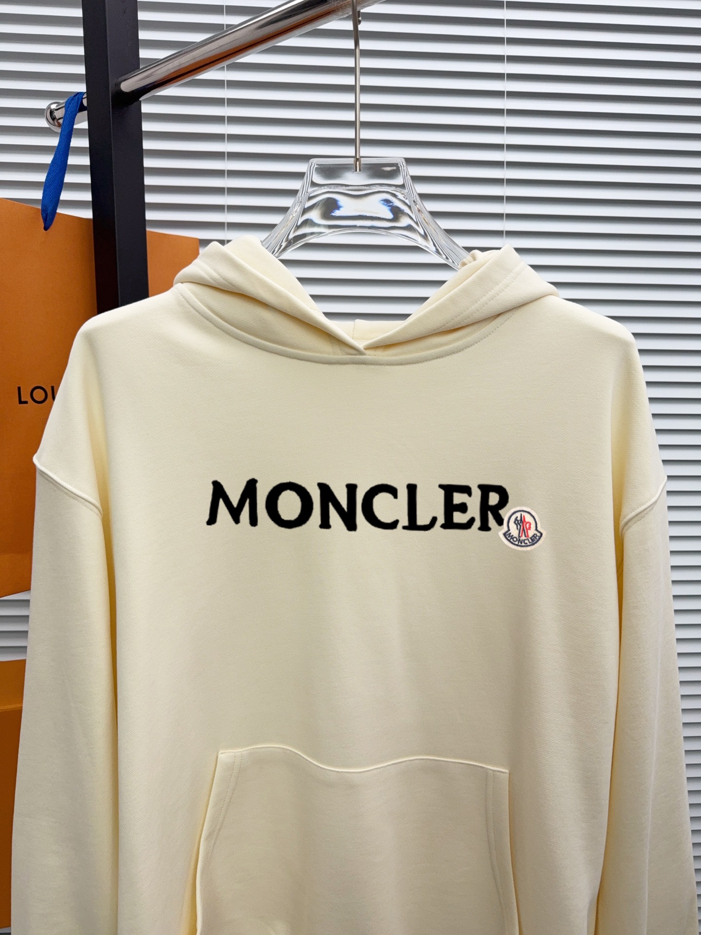 MO 蒙口 官网 新款字母印花双层重工字母图案不管是T桖还是卫衣都是每年的爆款单品 前幅大面积印花采用大