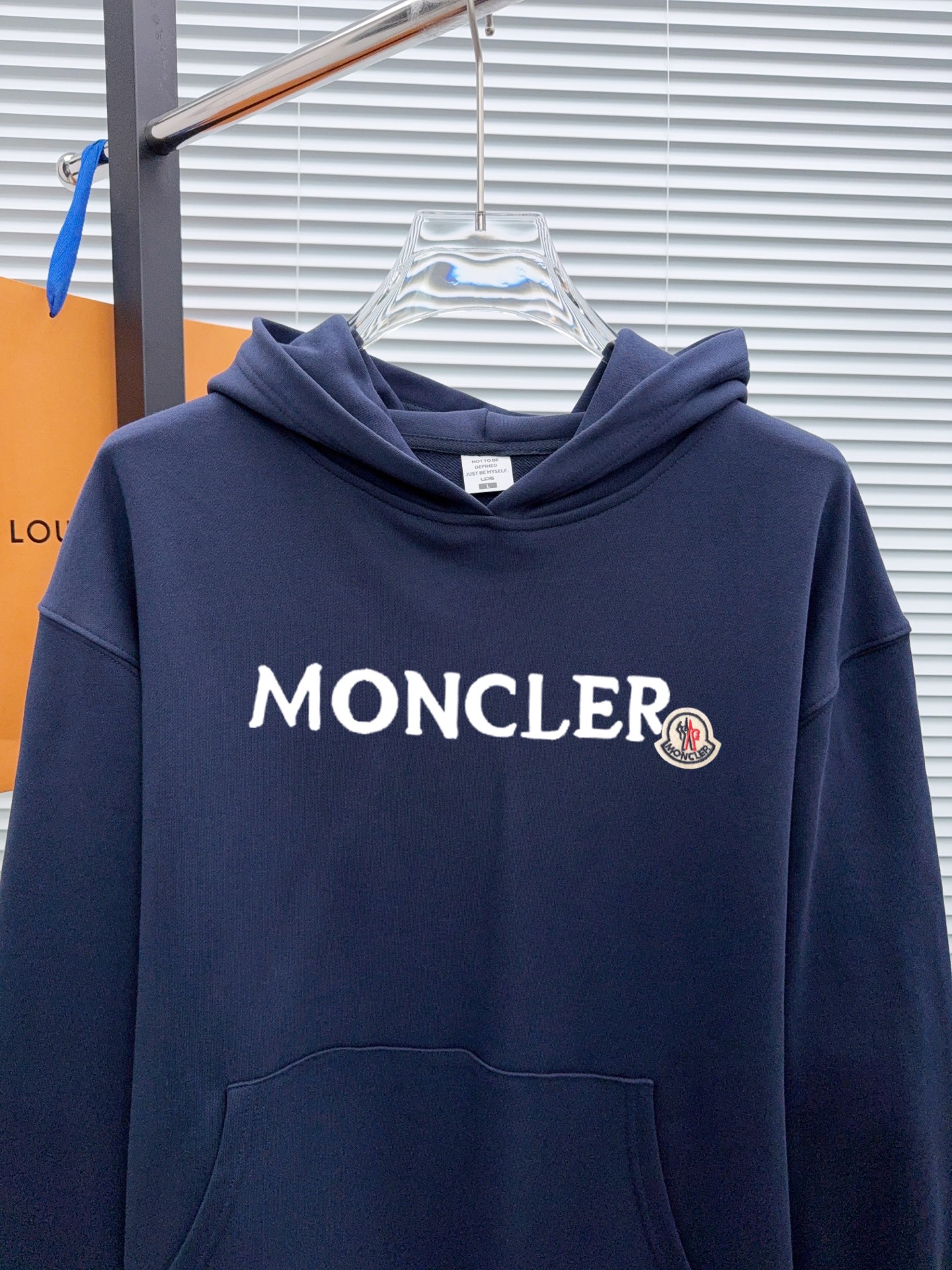 MO 蒙口 官网 新款字母印花双层重工字母图案不管是T桖还是卫衣都是每年的爆款单品 前幅大面积印花采用大