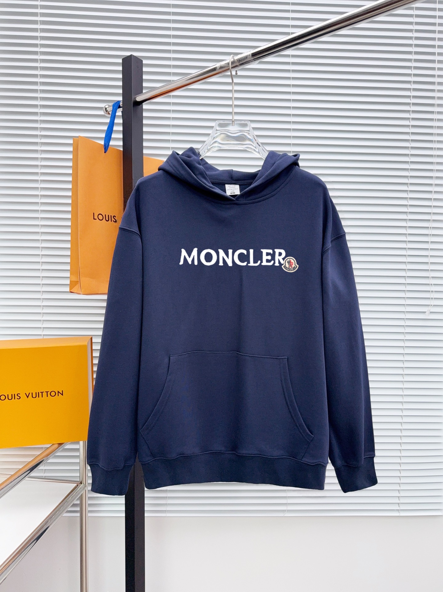 MO 蒙口 官网 新款字母印花双层重工字母图案不管是T桖还是卫衣都是每年的爆款单品 前幅大面积印花采用大
