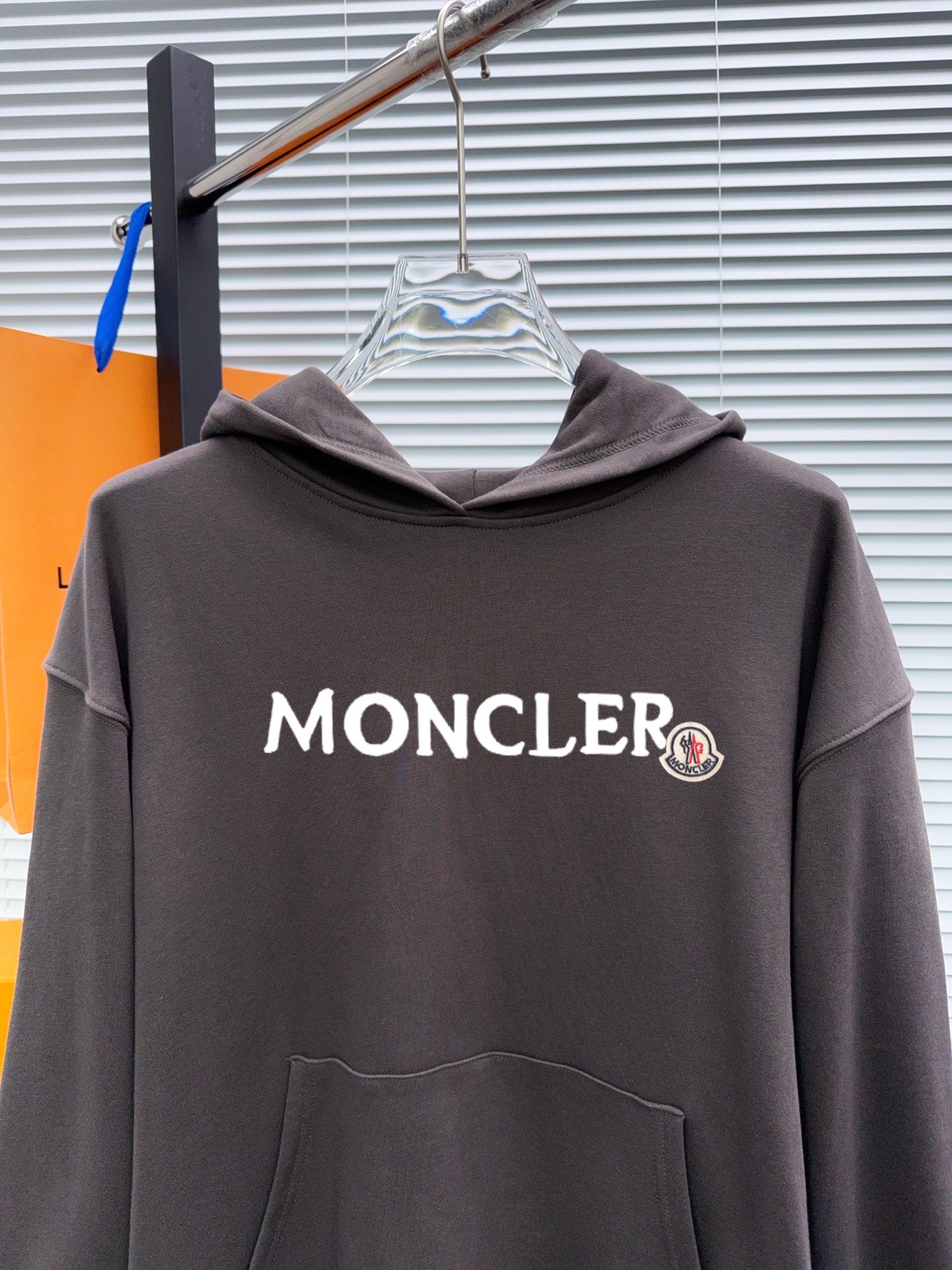 MO 蒙口 官网 新款字母印花双层重工字母图案不管是T桖还是卫衣都是每年的爆款单品 前幅大面积印花采用大