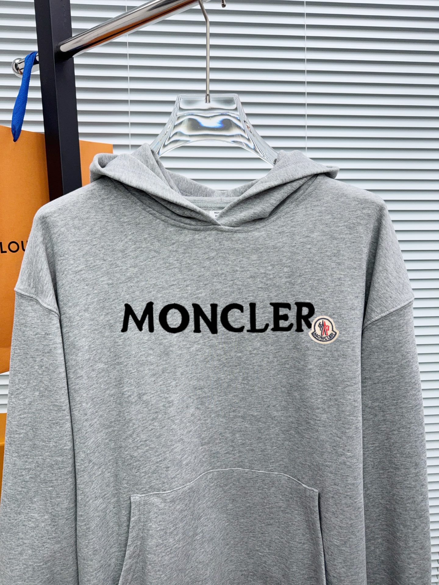 MO 蒙口 官网 新款字母印花双层重工字母图案不管是T桖还是卫衣都是每年的爆款单品 前幅大面积印花采用大