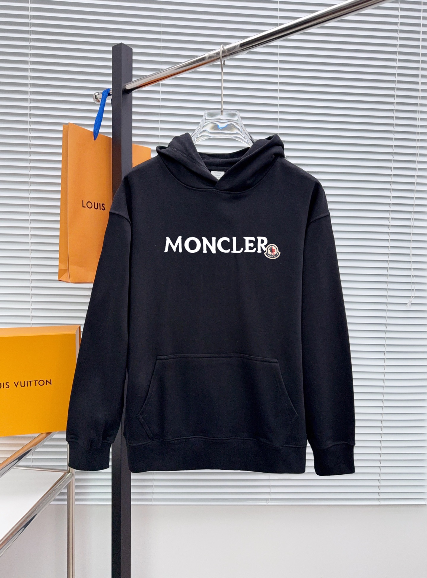 MO 蒙口 官网 新款字母印花双层重工字母图案不管是T桖还是卫衣都是每年的爆款单品 前幅大面积印花采用大