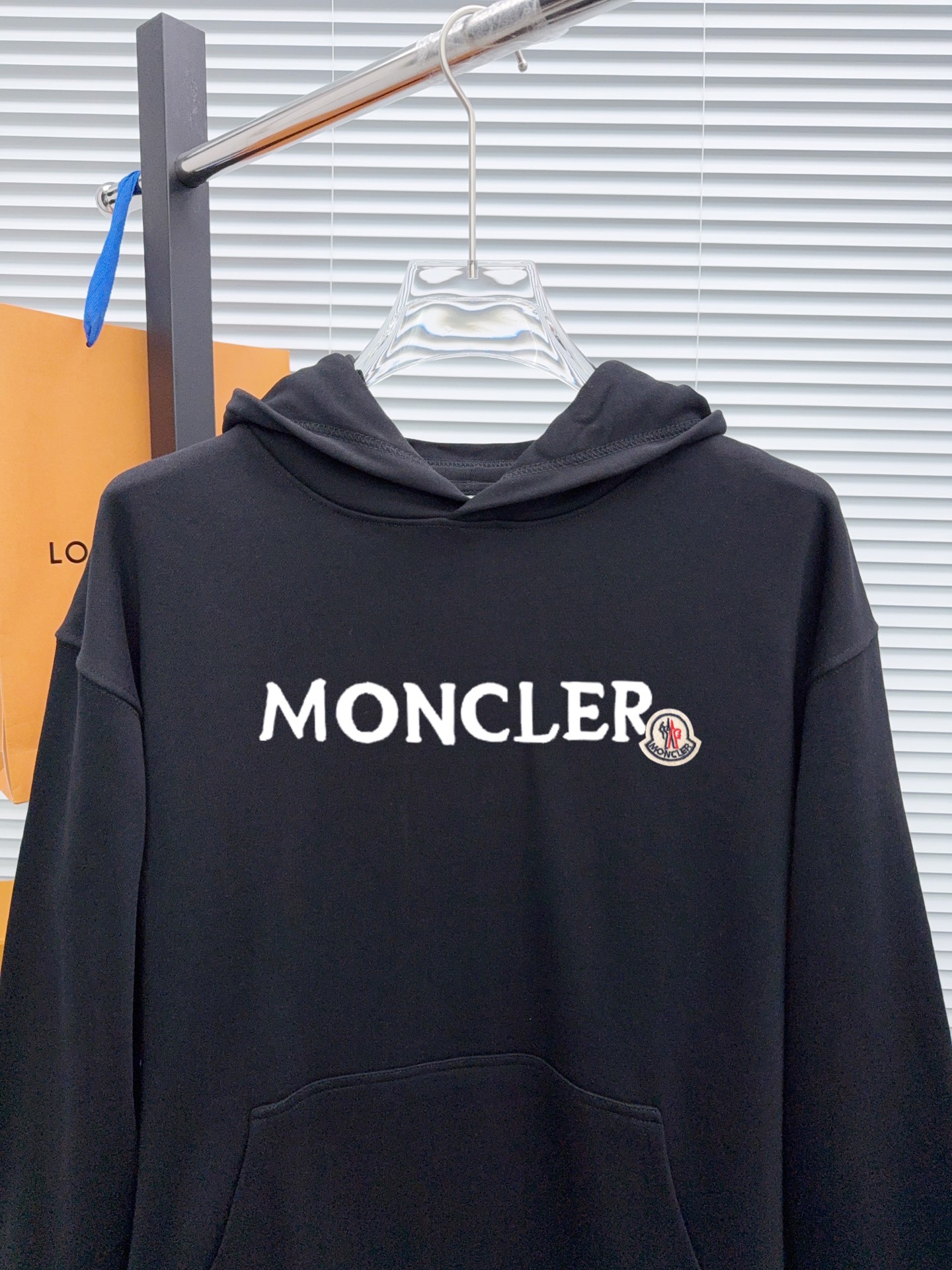 MO 蒙口 官网 新款字母印花双层重工字母图案不管是T桖还是卫衣都是每年的爆款单品 前幅大面积印花采用大