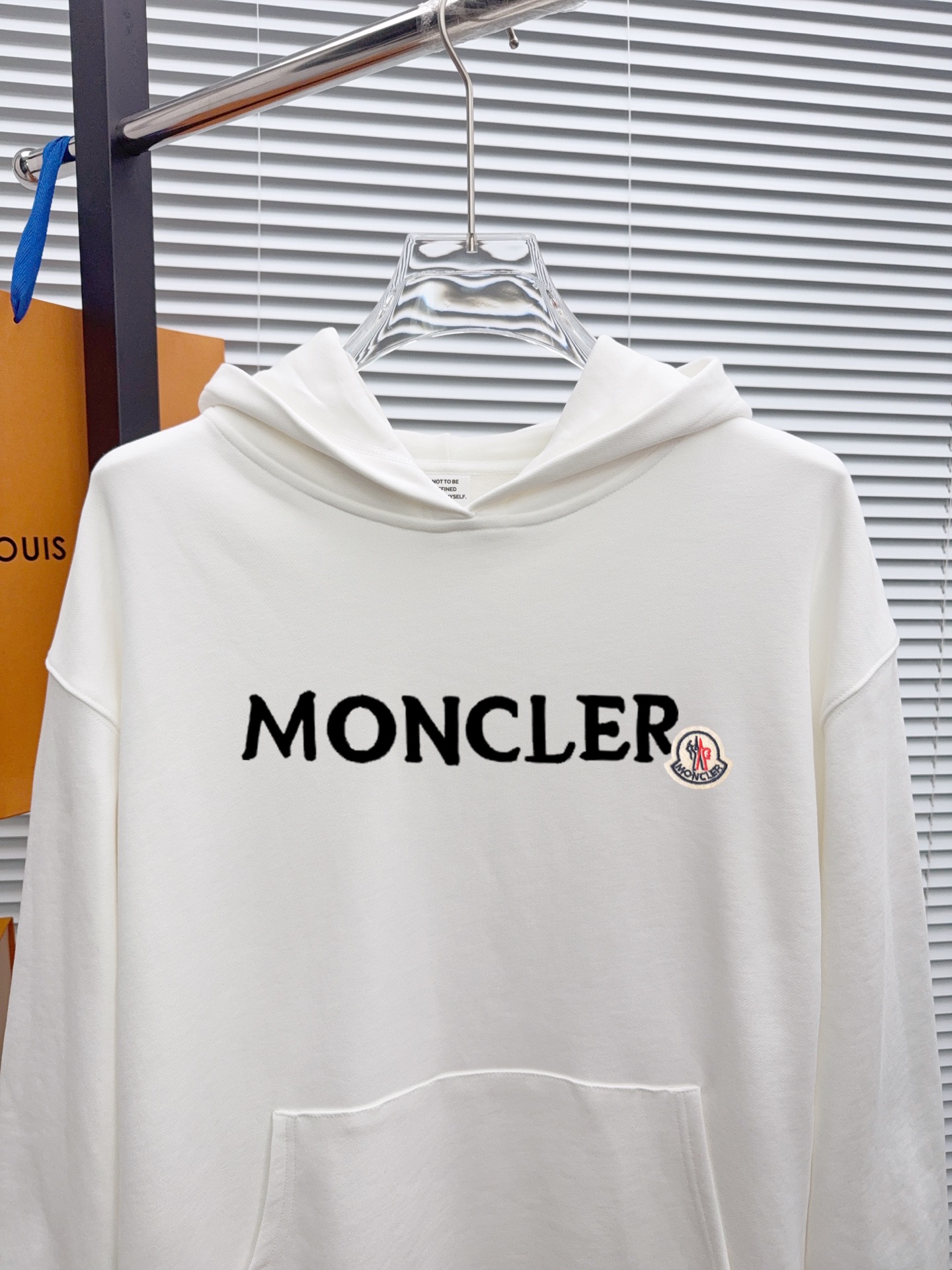 MO 蒙口 官网 新款字母印花双层重工字母图案不管是T桖还是卫衣都是每年的爆款单品 前幅大面积印花采用大