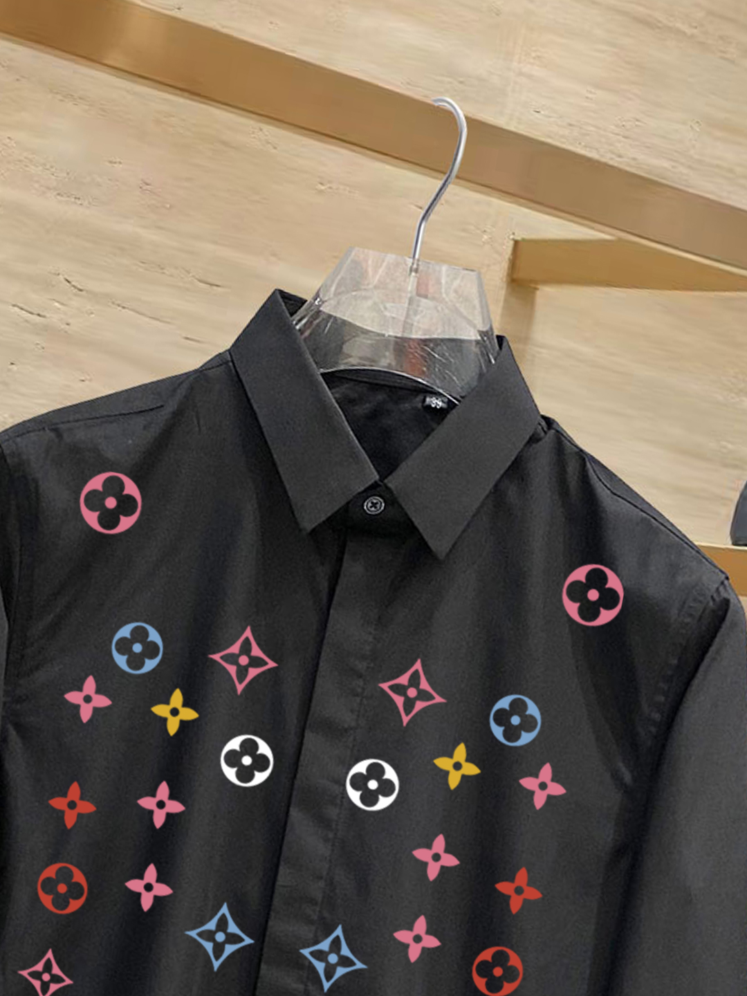 ￼ 路易威登 专柜最新款男士必备款衬衫，100%天然棉，舒服透气，原单狠货，原版面料，柔软舒适，上身高端