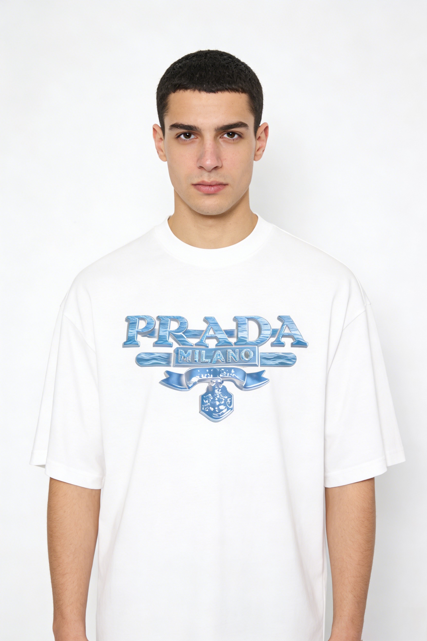 P90 La nueva camiseta de manga corta con letras estampadas de Prada. Ya sea una camiseta o una sudadera, el estampado d…