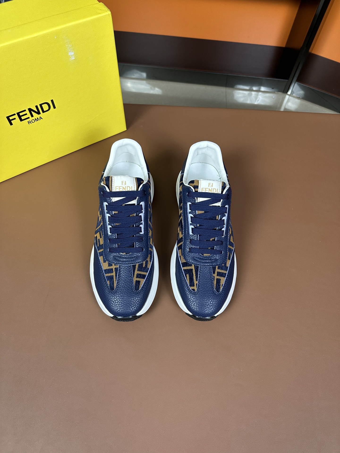 NO:272901,(FENDI) New upper imported cowhide fabric, inner lining imported sheepskin inner lining. Original large sole mold opening, the identity of every man sets off, the foot is atmospheric and steady, high-end custom counter original reproduction regardless of wind and rain, and can withstand the verification of time. The number of codes is 38-44 (45 customized, no return or exchange, fendi, fendi, cowhide, sheepskin19860909（FENDI芬迪） 新款鞋面进口牛皮面料 内里进口羊皮内里 .原版大底开模,每一位男士的身份衬托,上脚大气稳重高端定制专柜原版复刻不管风吹雨打鞋楦不变,经得起时间的验证, 码数38-44(45定做不退换,,fendi,fendi,cowhide,sheepskin,Men's shoes