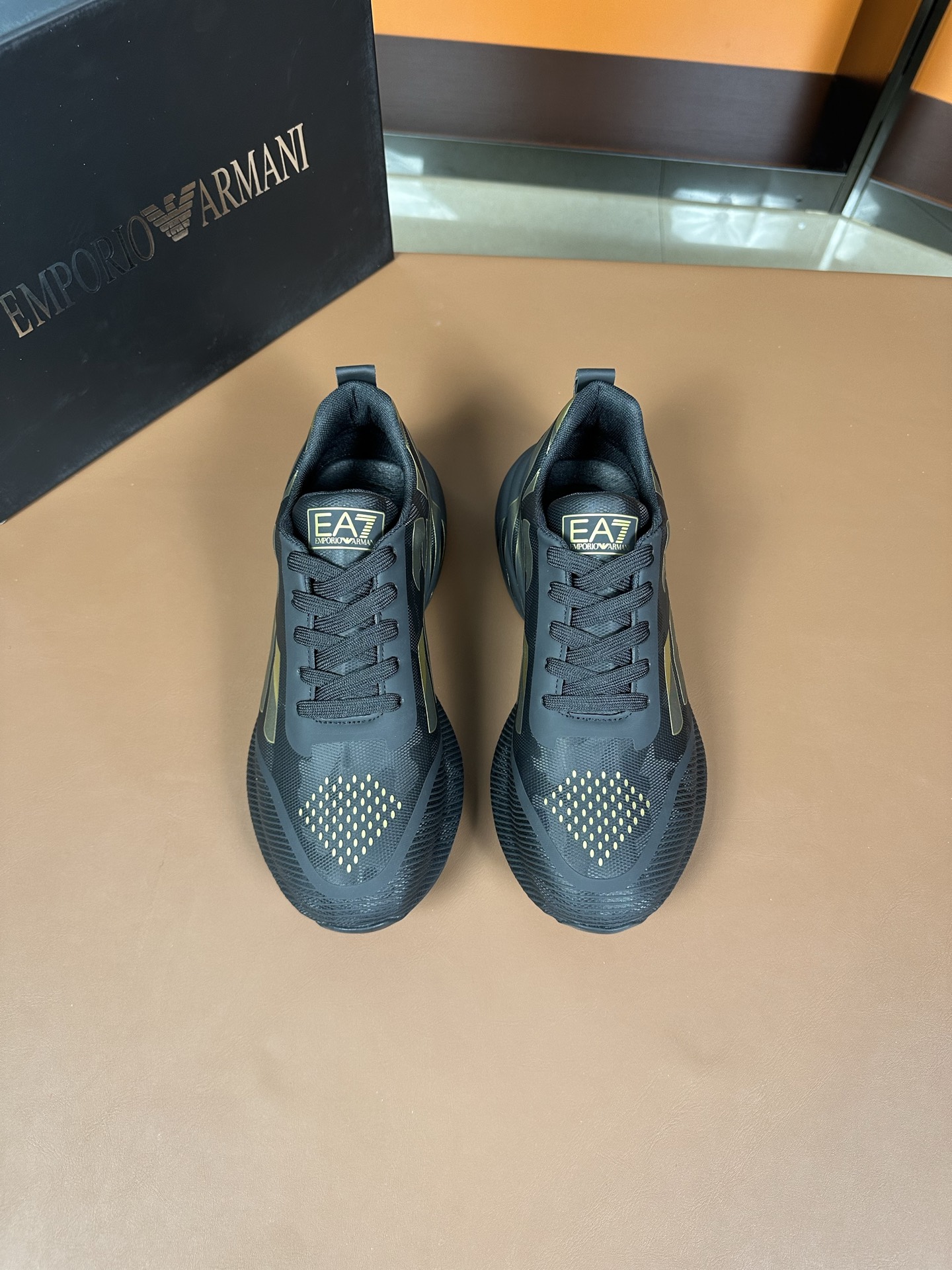 NO:272904,[Armani New] The most 2025 new model is carefully crafted and ignited the whole audience!  The international brand is constantly innovating. This men's sports and casual shoes, original version, counter one-to-one leather material, leather footbed rubber non-slip sole, breathable and comfortable speaking with quality, two colors available. Number of sizes 38-44,,armani19860909【阿玛尼 新款】最 2025新款精心打造,引爆全场！不断创新的国际品牌 此款男士运动休闲鞋,原版版本,专柜一比一皮面材质,皮垫脚橡胶防滑大底,透气舒适以质量说话颜色两色可选 码数38-44,,armani,Men's shoes