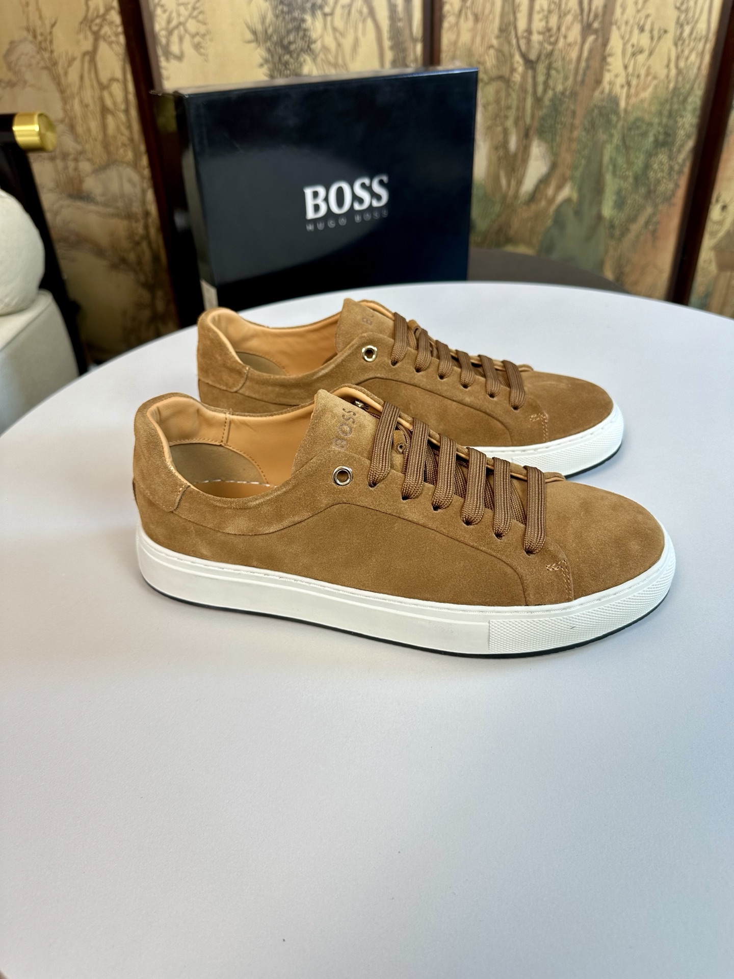 NO:283979,[BOSS] The latest casual sneakers in 2025 are the official main model of 1:1 quality, made by famous original manufacturers, and are made of imported mesh fabric spliced ​​cowhide and comfortable mesh fabric inner lining!  The original PU is ultra-light, wear-resistant, anti-slip 1:1 large bottom!  Perfect last, generous and fashionable design, multi-color selection!  Code count 39–44 (38.45.46 customized),,sneakers,cowhide19860909【 BOSS】2025最新休闲运动鞋本款是官方主打款1:1质量,原厂名师制作,采用进口网布拼接牛皮舒适网布内里！原版PU超轻耐磨防滑1:1大底！完美楦型,大方时尚的设计,多色可选！码数39–44(38.45.46 定做）,,sneakers,cowhide,Men's shoes