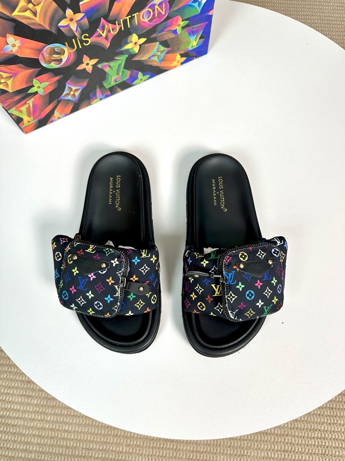 NO:284441,# Louis Vuitton Bread Drag Another hit latest LV is the peak of the super popular presbyterian slippers. The foot feel of soft and comfortable. The Velcro design is wide and can make your feet look thin and beautiful. The favorite in summer. This design is so fashionable. The cool style can also be matched!  !  SIZE39-44 (38, 45, 46 customized), louis vuitton,louis vuitton,slippers19860909# 路易威登面包拖 又一爆款最新 LV一出即巅峰的超爆款的老花拖鞋面包的脚感 软绵绵的超舒服 魔术贴的设计宽宽的可以显的脚好瘦好好看 夏天最爱 这个设计太时尚了 酷酷的风格也可以搭配！！SIZE39-44（38、45、46订做）,,louis vuitton,louis vuitton,slippers,Men's shoes