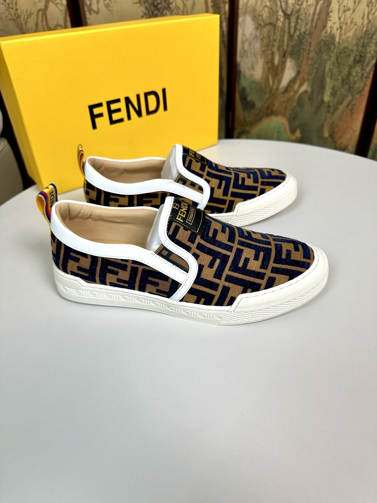 NO:284706,(FENDI) New upper imported cowhide fabric, inner lining imported sheepskin inner lining. Original large sole mold opening, the identity of every man sets off, the foot is atmospheric and steady, high-end custom counter original reproduction regardless of wind and rain, and can withstand the verification of time. The number of codes is 38-44 (45 customized, no return or exchange, fendi, fendi, cowhide, sheepskin19860909（FENDI芬迪） 新款鞋面进口牛皮面料 内里进口羊皮内里 .原版大底开模,每一位男士的身份衬托,上脚大气稳重高端定制专柜原版复刻不管风吹雨打鞋楦不变,经得起时间的验证, 码数38-44(45定做不退换,,fendi,fendi,cowhide,sheepskin,Men's shoes