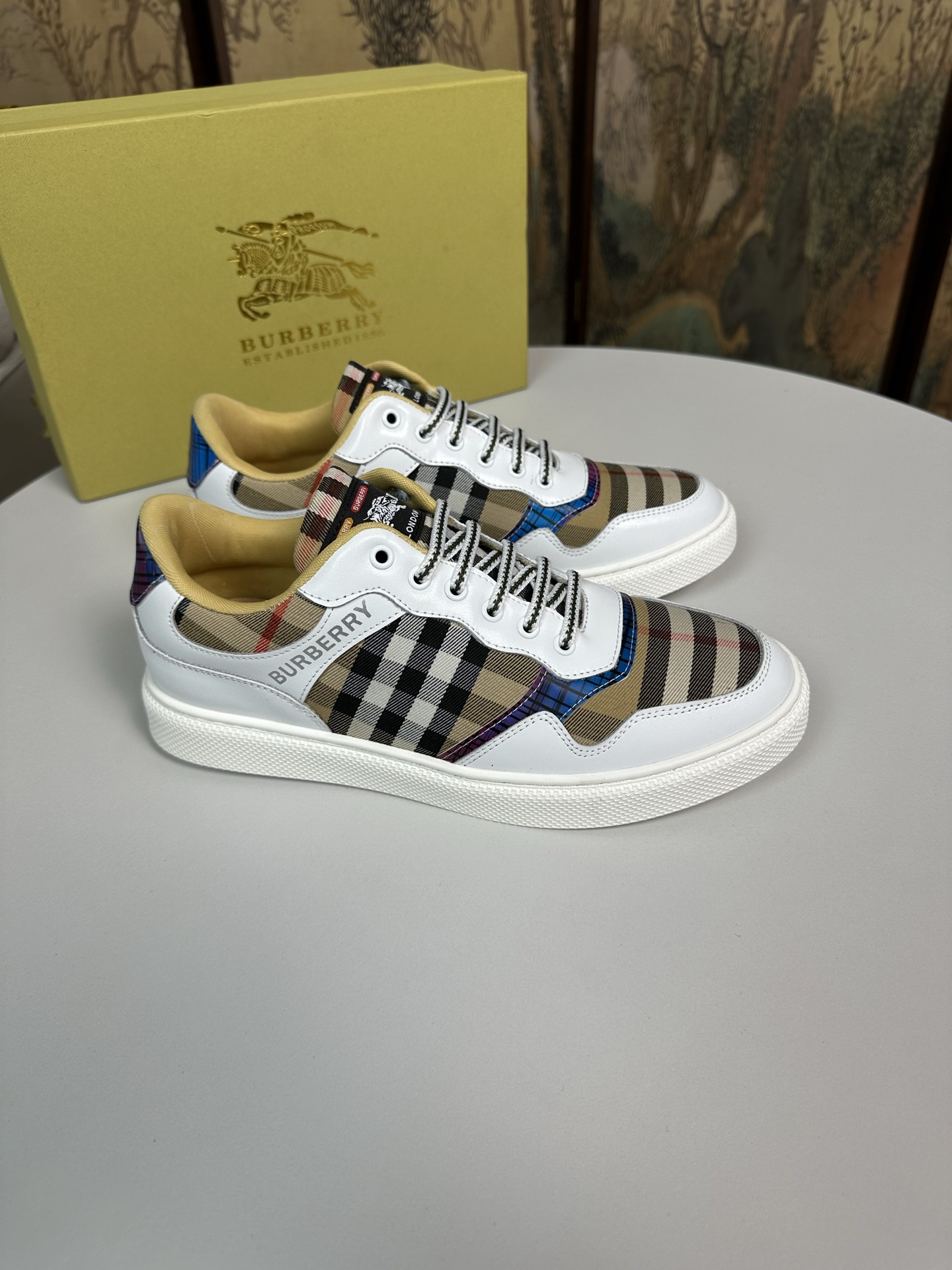 NO:284710,: BURBERRY, the counter is synchronized with BURBERRY, and the top purchasing agent is released simultaneously. The positive number is 38-44 imported Italian top layer cowhide with fabric. Full imported sheepskin inner lining, original sole is specially supplied with original sole, exclusive movable molding sole is super comfortable, original order goods, high quality, can enter and exit the counter at will, welcome to compare. It can be customized. 45 will not be returned or exchanged!  ,burberry,burberry,cowhide,sheepskin19860909:专柜同步BURBERRY 巴宝莉 顶级代购同步发售正码数38-44意大利进口头层牛皮配布料.全进口羊皮内里,鞋底原厂特供原版底,独家活动成型底超级舒适,原厂跟单货,高品质,可随意进出专柜,欢迎对比.可定做.45不退换！,,burberry,burberry,cowhide,sheepskin,Men's shoes