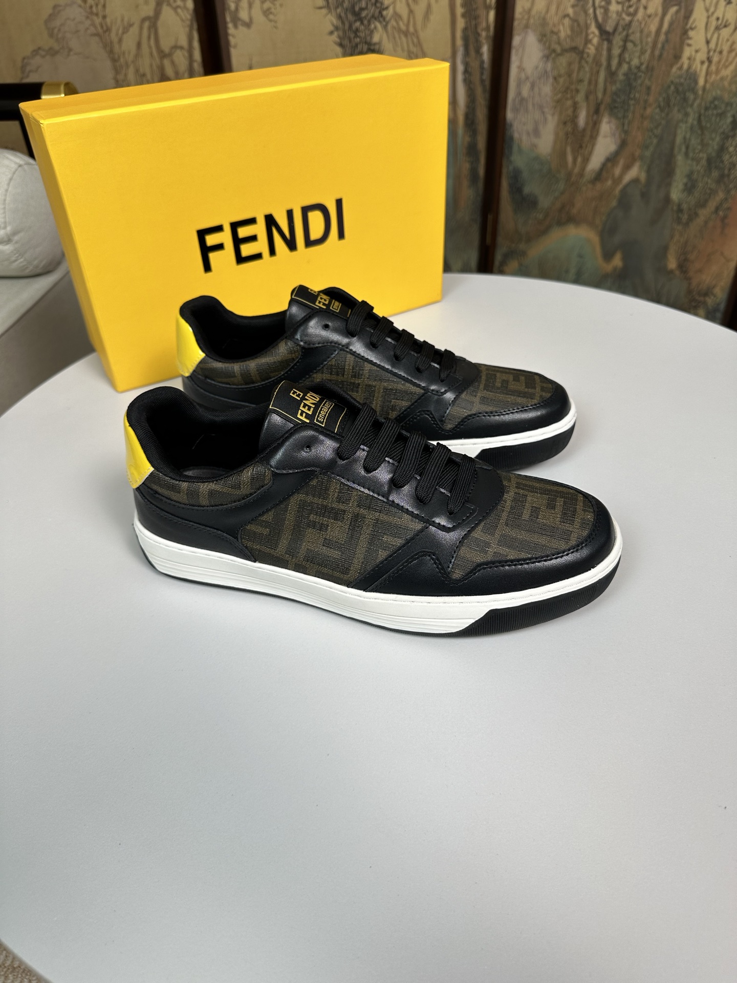 NO:284718,(FENDI) New upper imported cowhide fabric, inner lining imported sheepskin inner lining. Original large sole mold opening, the identity of every man sets off, the foot is atmospheric and steady, high-end custom counter original reproduction regardless of wind and rain, and can withstand the verification of time. The number of codes is 38-44 (45 customized, no return or exchange, fendi, fendi, cowhide, sheepskin19860909（FENDI芬迪） 新款鞋面进口牛皮面料 内里进口羊皮内里 .原版大底开模,每一位男士的身份衬托,上脚大气稳重高端定制专柜原版复刻不管风吹雨打鞋楦不变,经得起时间的验证, 码数38-44(45定做不退换,,fendi,fendi,cowhide,sheepskin,Men's shoes