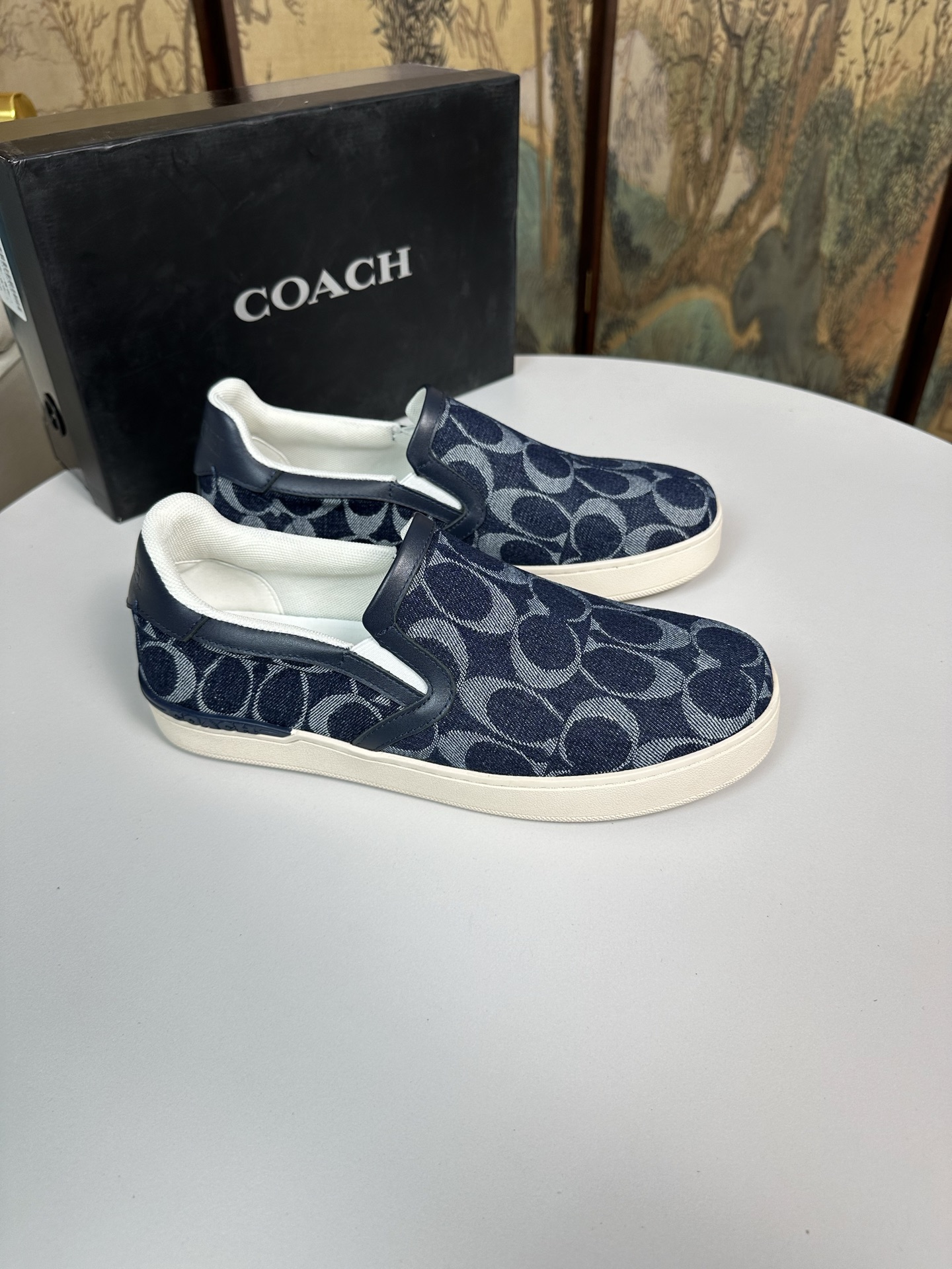 NO:284688,: The new COACH exclusive new men's low-top casual lace-up shoes on the official website, casual and fashionable and versatile, and can be worn all seasons!  !  Panel shoes can be said to be the most popular shoe every year, suitable for young people's trendy choices. This casual men's shoes adopt a convenient lace-up design, which further improves the comfort and fit of the feet and breathability!  !  Upper material imported special material for teeth tapping!  High-end and atmospheric, adding visual layering, more casual and fashionable, showing a fresh and vibrant side, breathable inside!  Comfortable on the feet, soft and breathable, large sole original foam and wear-resistant large sole, color sizes 38, 39, 40, 41, 42, 43, 44 standard codes (customized for 45),,coach,coach19860909: 官网上新COACH蔻驰独家新款男士低帮休闲系带板鞋,休闲时尚百搭款,四季可穿！！板鞋可以说是每年最流行的一款鞋了,适合现在年轻人的潮流选择,这款休闲男鞋采用便捷的系带设计,更加提升上脚舒适贴合度,透气度！！鞋面材质进口叩齿专用材料！高端大气,增添视觉上的层次感,更加休闲时尚,展现出清新活力的一面,内里透气羊里 ！上脚舒适,柔软透气,大底原版发泡耐磨大底,颜色尺码38、39、40、41、42、43、44标准码（45定做）,,coach,coach,Men's shoes