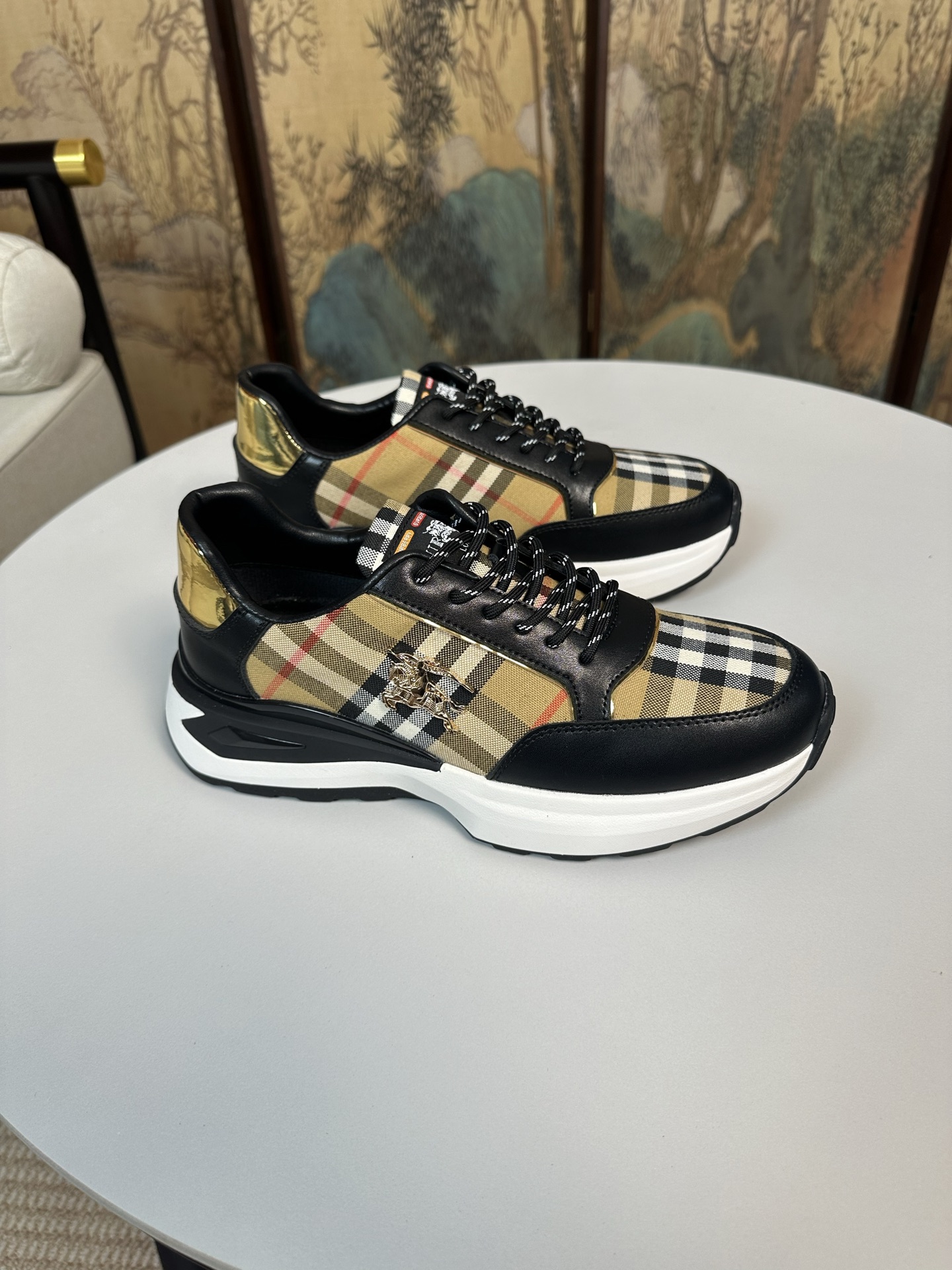 NO:349545,: BURBERRY, the counter is synchronized with BURBERRY, and the top purchasing agent is released simultaneously. The positive number is 38-44 imported Italian top layer cowhide with fabric. Full imported sheepskin inner lining, original sole is specially supplied with original sole, exclusive movable molding sole is super comfortable, original order goods, high quality, can enter and exit the counter at will, welcome to compare. It can be customized. 45 will not be returned or exchanged!  ,burberry,burberry,cowhide,sheepskin19860909:专柜同步BURBERRY 巴宝莉 顶级代购同步发售正码数38-44意大利进口头层牛皮配布料.全进口羊皮内里,鞋底原厂特供原版底,独家活动成型底超级舒适,原厂跟单货,高品质,可随意进出专柜,欢迎对比.可定做.45不退换！,,burberry,burberry,cowhide,sheepskin,Men's shoes