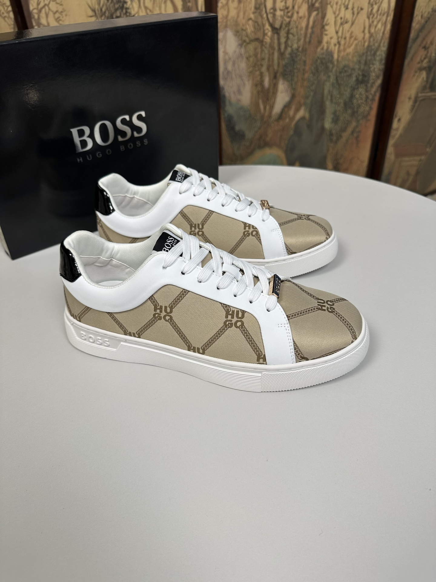 NO:346841,[BOSS] The latest casual sneakers in 2025 are the official main model of 1:1 quality, made by famous original manufacturers, and are made of imported mesh fabric spliced ​​cowhide and comfortable mesh fabric inner lining!  The original PU is ultra-light, wear-resistant, anti-slip 1:1 large bottom!  Perfect last, generous and fashionable design, multi-color selection!  Code count 39–44 (38.45.46 customized),,sneakers,cowhide19860909【 BOSS】2025最新休闲运动鞋本款是官方主打款1:1质量,原厂名师制作,采用进口网布拼接牛皮舒适网布内里！原版PU超轻耐磨防滑1:1大底！完美楦型,大方时尚的设计,多色可选！码数39–44(38.45.46 定做）,,sneakers,cowhide,Men's shoes