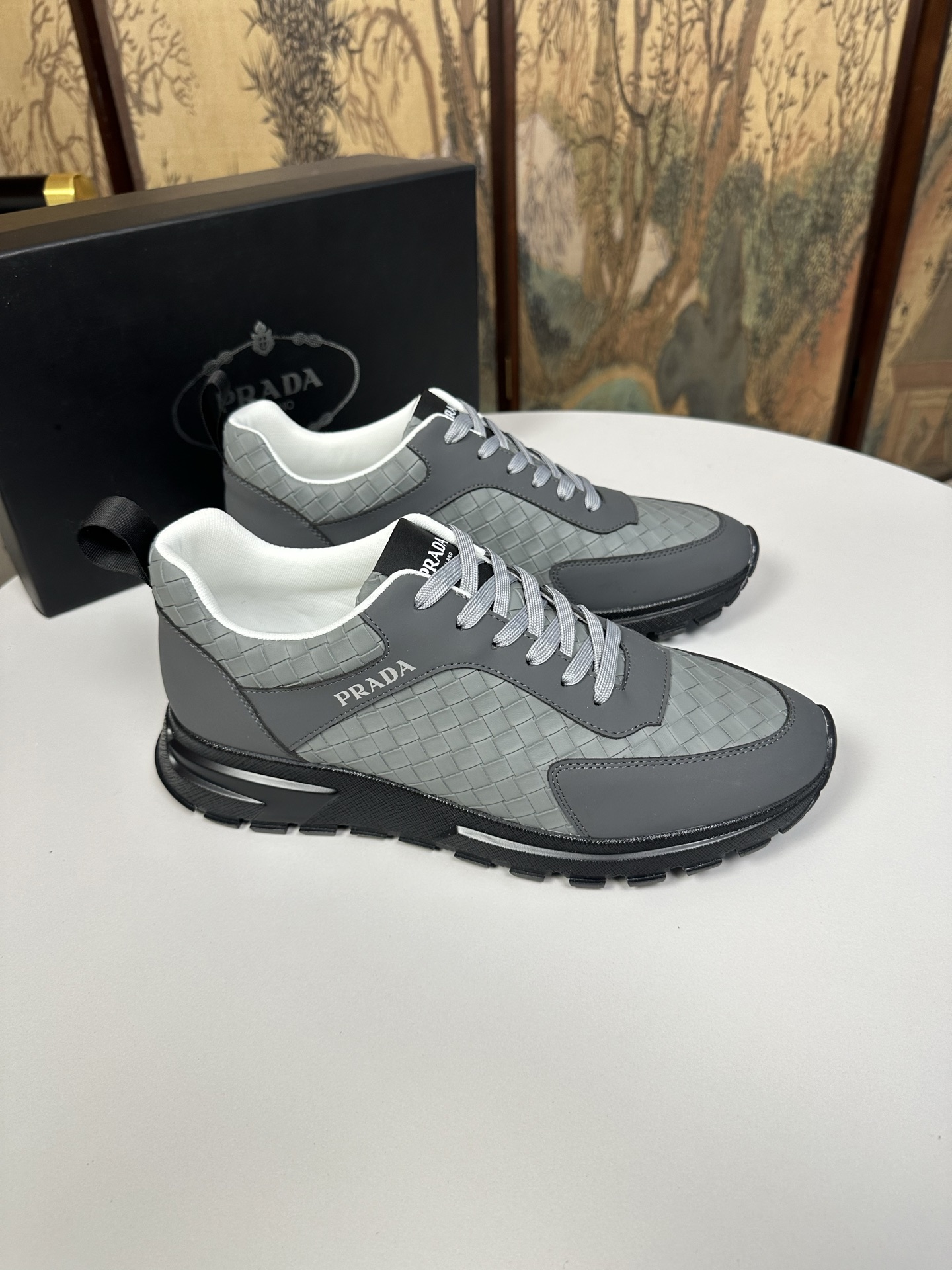 NO:346883,:(Prada) official website latest casual and fashionable men's shoes, the hot style is simple and atmospheric, exclusive to trendy men. The latest elements of the unique official website, fashionable and generous, original fabric, first layer cowhide, breathable fabric, breathable net cow pad, official website designated wear-resistant casual sole, counter classic style real shot 38-44 can be customized 45,, prada, cowhide19860909:(普拉达)官网最新款休闲时尚男鞋,爆款版型简洁大气,潮男专属.独有的官网最新元素,时尚又大方,面料原版头层牛皮透气布料透气网里牛垫,官网指定耐磨休闲大底,专柜经典款实物拍摄38-44可定做45,,prada,cowhide,Men's shoes