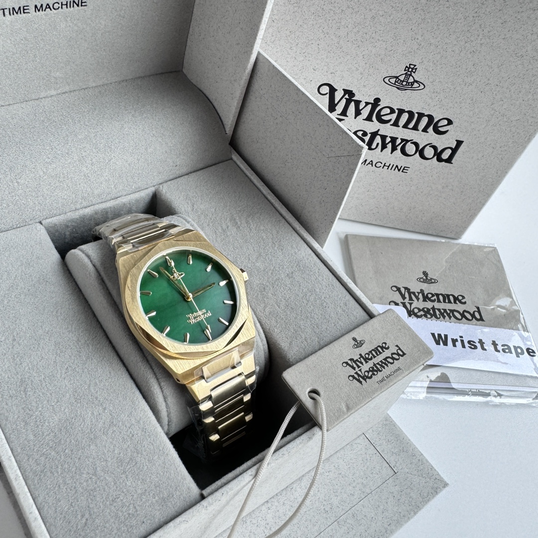 VivienneWestwood 西太后腕表 经典大气石英女士手表 多边形土星元素 石英机芯精钢表带 女表
时尚金色钢带石英腕表沿袭经典英伦风格 以多边形表盘硬朗金属线条,时间刻度赋予表盘复古格调。
神秘绿色表盘 一体成型的精钢表带,神秘绿色表盘奢华与大气并重土星标志彰显气质。经典三针设计,带来高贵奢华的风韵,大气高雅,小细节体现出不凡品味。8.6mm纤薄表身,34×34mm表盘尺寸,愈显纤巧手腕弧度。标志性镶刻Vivienne Westwood品牌标志,匠心工艺打造,细节之处体现品质。
表壳尺寸:34*34mm
表带长度:21cm
表壳厚度:8.6mm
手表重量:80g
表壳材质:361L精密打磨精钢
防水性能:50M生活防水
表带材质:不锈钢精钢
显示方式:指针
商品表扣:蝴蝶扣
手表形状:多边形