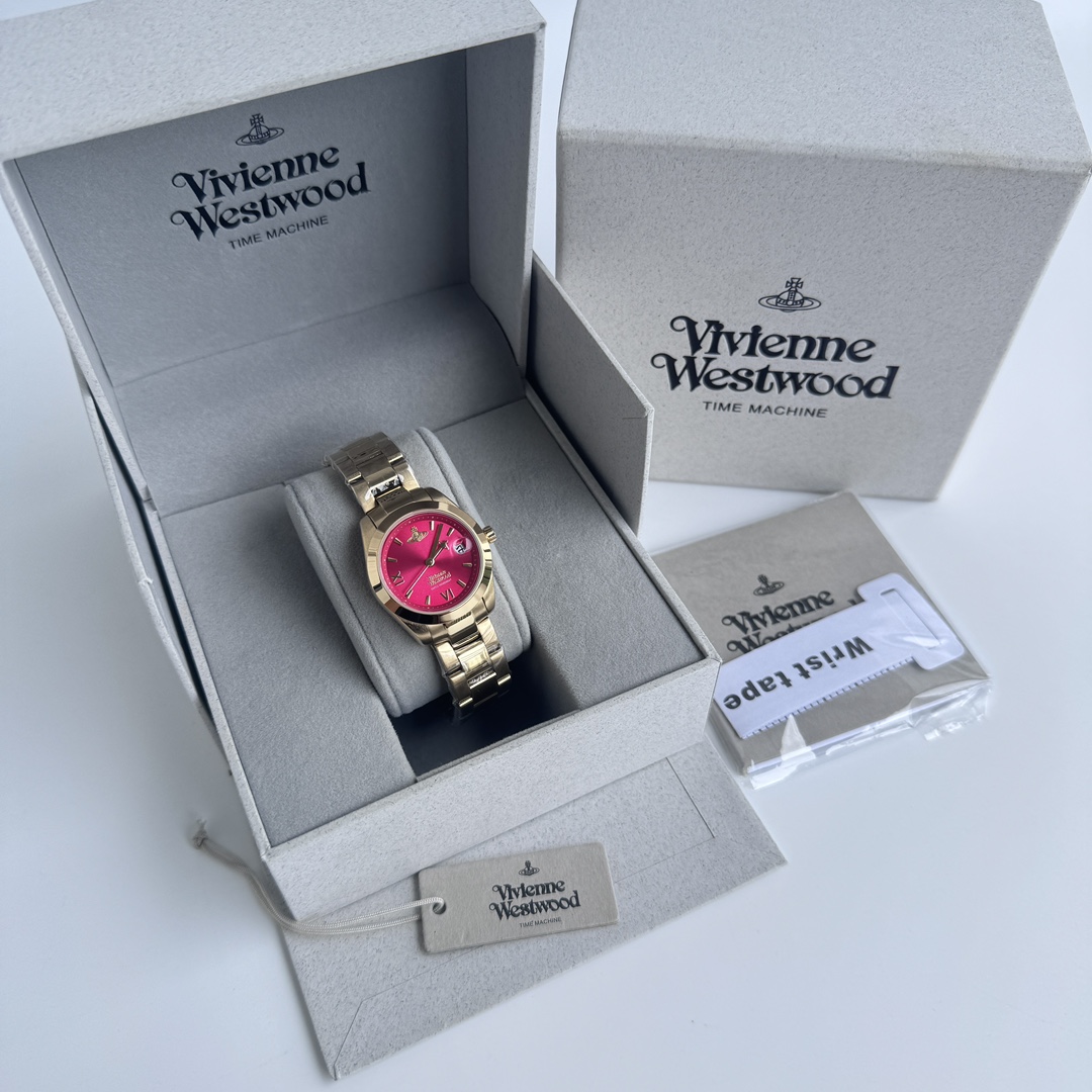 VivienneWestwood薇薇安 西太后火龙果小盘腕表28mm表盘欧美时尚女士手表 时尚新潮石英女表 优雅浪漫女士腕表 表盘:经典阳光射线纹饰 为玫粉色镀金表盘 带来细细质感 流转光晕,气质不凡 标志:28mm表盘饰以罗马刻度 浮雕土星标志立于12点位 金色秒针小土星 表带:银色土星表冠 以抛光和磨砂设计相结合表链 底盖:底盖镶刻Vivienne Westwood品牌标志.