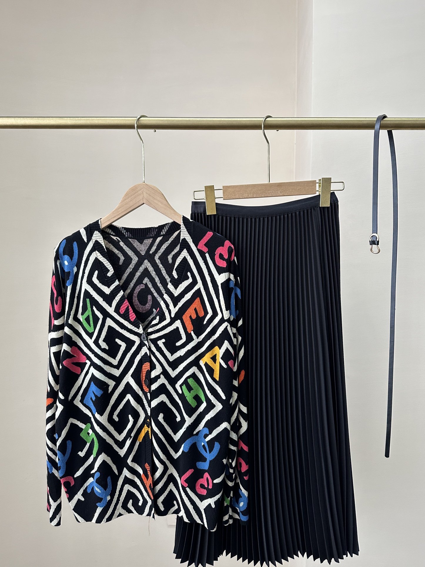 High-Quality Women’s Suit with Velvet French Retro Roses and Long-Sleeved Knitting Design - 图片 7