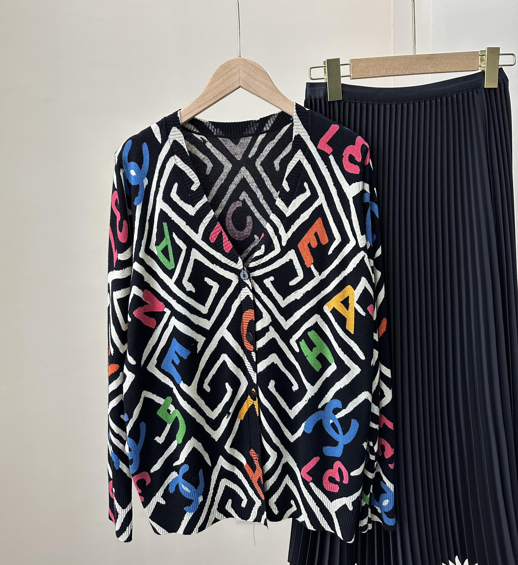 High-Quality Women’s Suit with Velvet French Retro Roses and Long-Sleeved Knitting Design - 图片 9