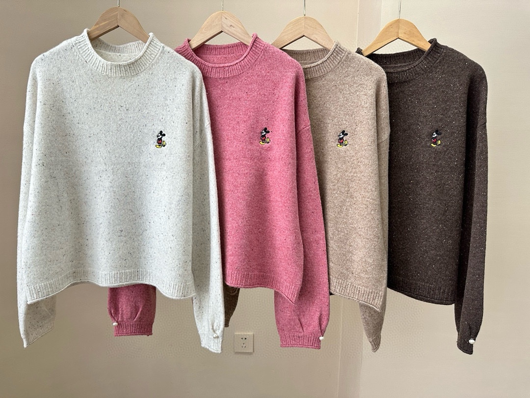 High-End Women’s Suit with Moschino Embroidered Sweater: Perfect for Autumn and Winter - 图片 6