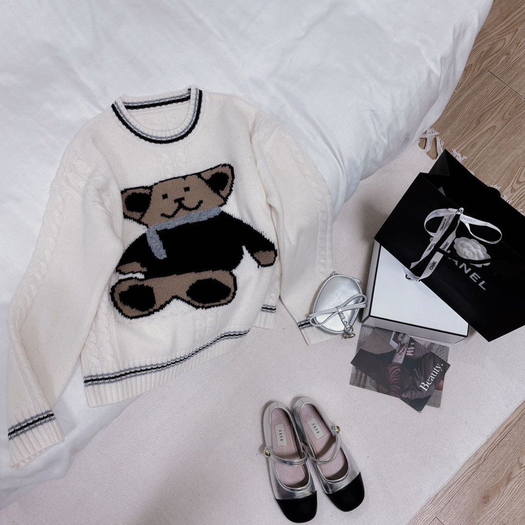 High-End Female Suit with Moschino Packaging and Lazy Bear Knitting Suit for 2024. - 图片 2
