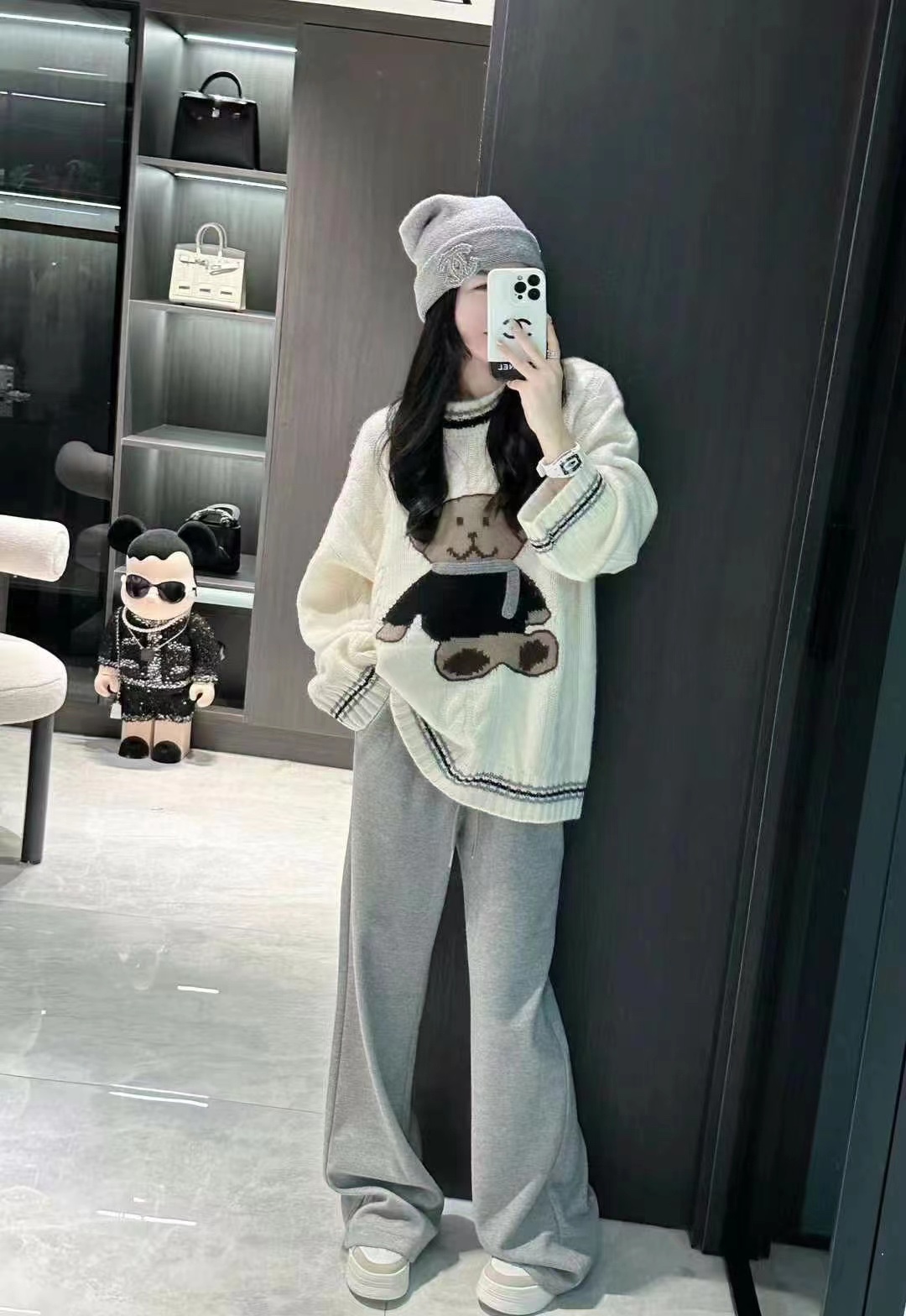 High-End Female Suit with Moschino Packaging and Lazy Bear Knitting Suit for 2024. - 图片 3