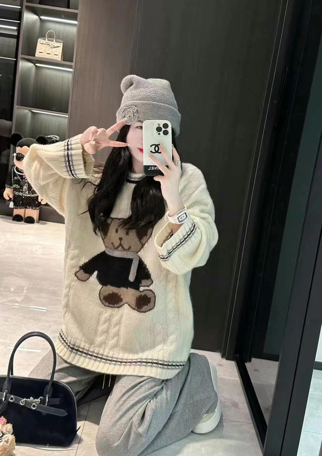 High-End Female Suit with Moschino Packaging and Lazy Bear Knitting Suit for 2024. - 图片 1
