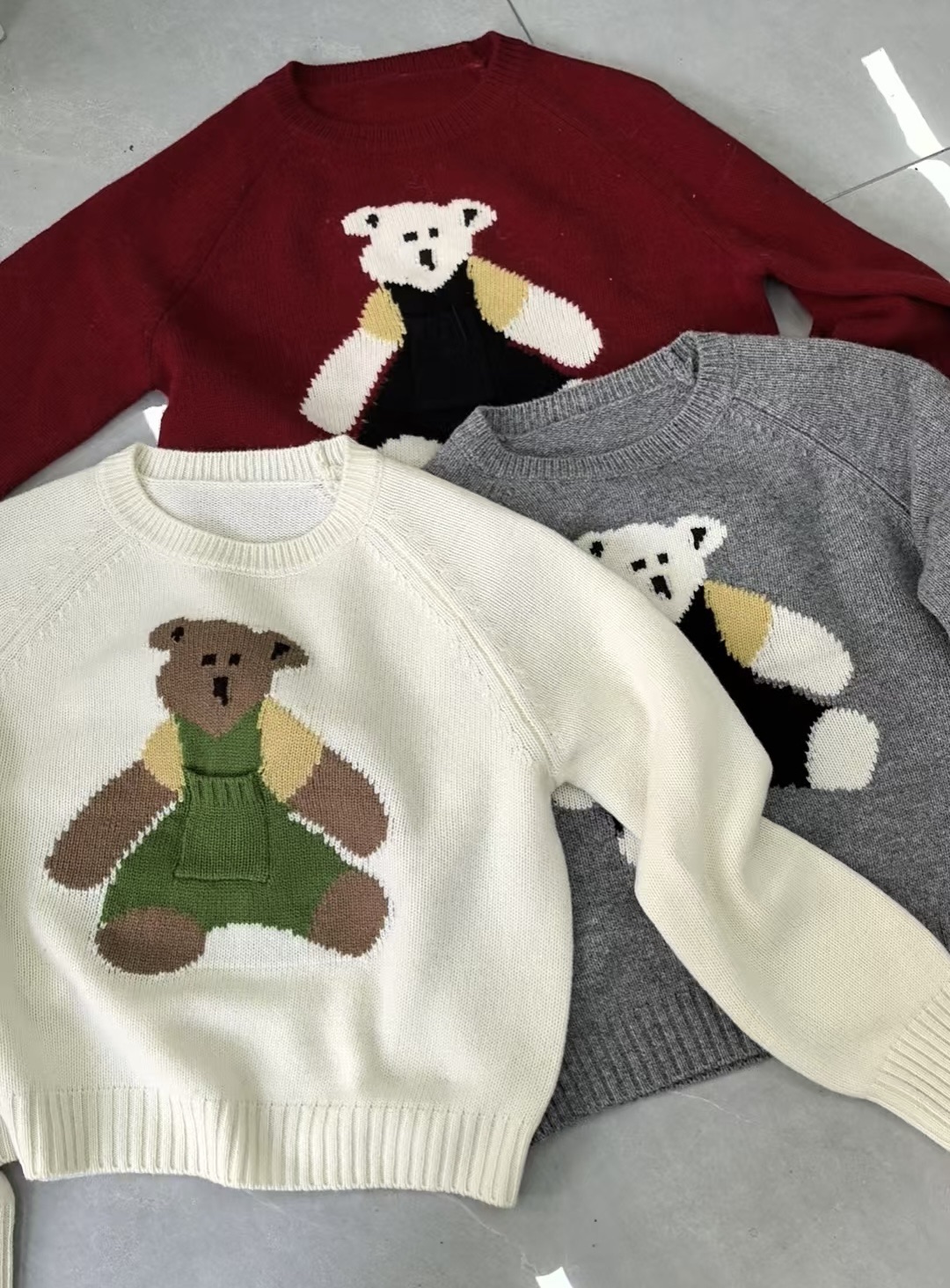 High-End Quality Women’s Suit Packaged with Moschino’s 2024 New Easy-Rounded Twilight Bear Sweater - 图片 4