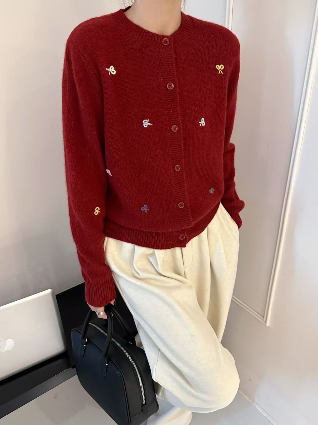 P483 HIGH-QUALITY WOMEN’S SUIT WITH A NICE, AGE-REDUCING PAIR OF SCISSORS.