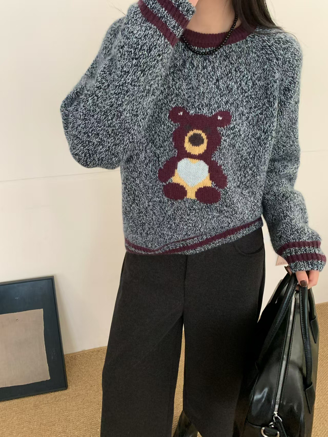 High-Quality Women’s Suit with Moschino Details and Korean-Style Collar, Cartoon Bear Sweater - 图片 3