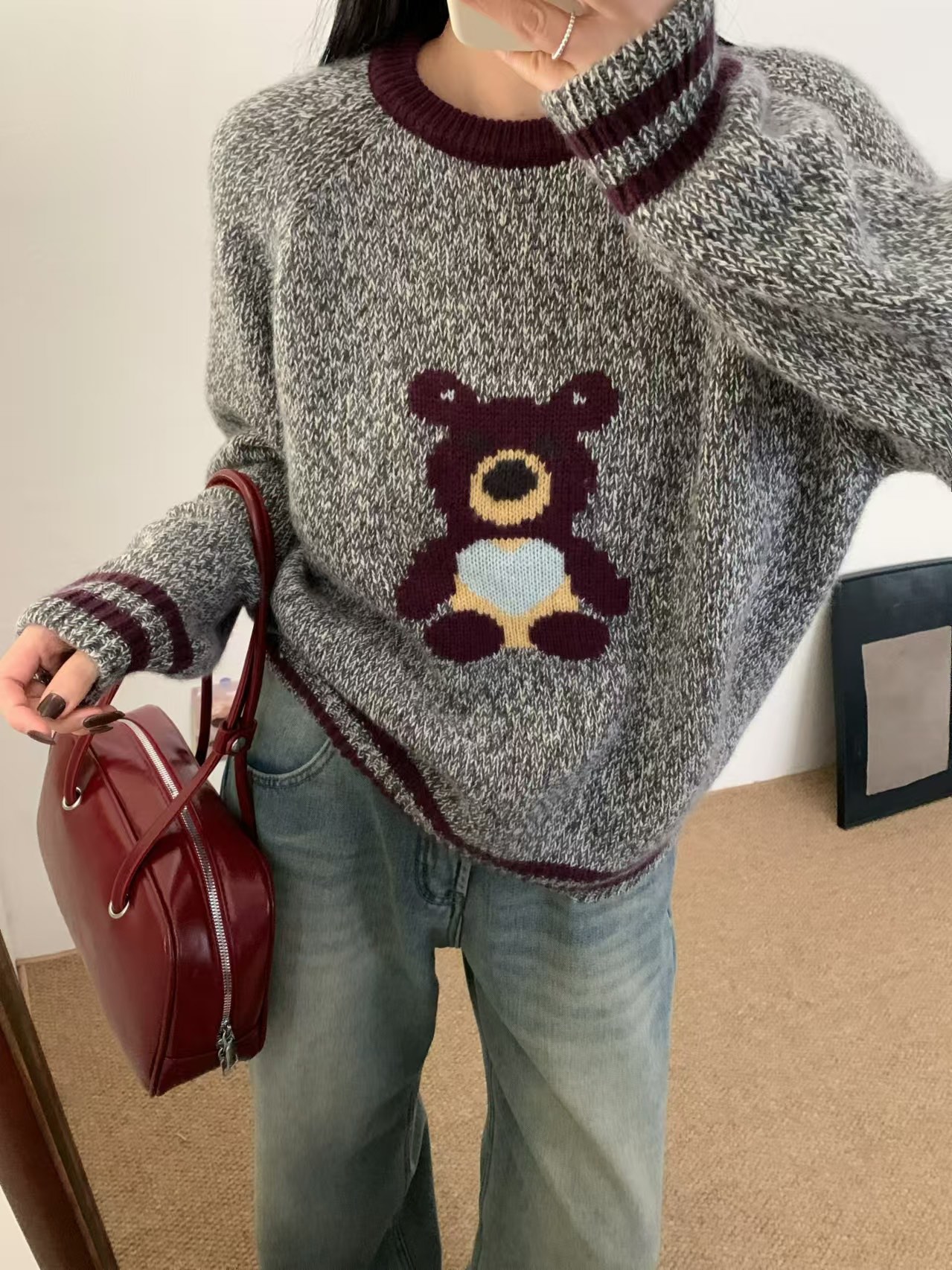 High-Quality Women’s Suit with Moschino Details and Korean-Style Collar, Cartoon Bear Sweater - 图片 5