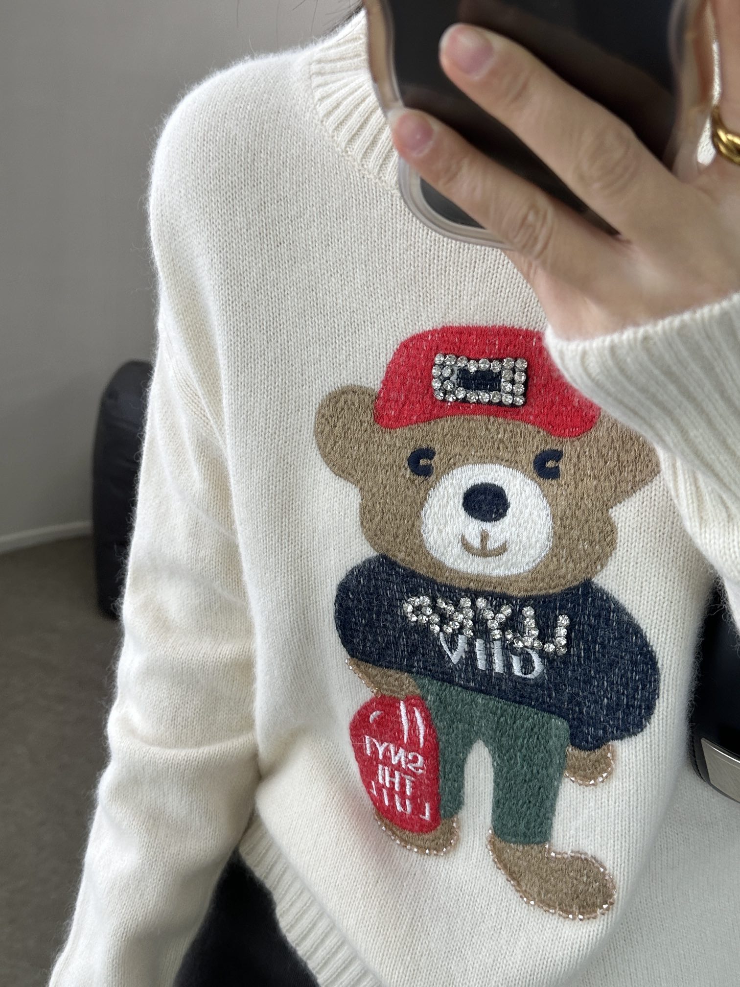 High-End Women’s Suit with Moscinos and Raccoon Details: Lazy Knit Shirt Design - 图片 6