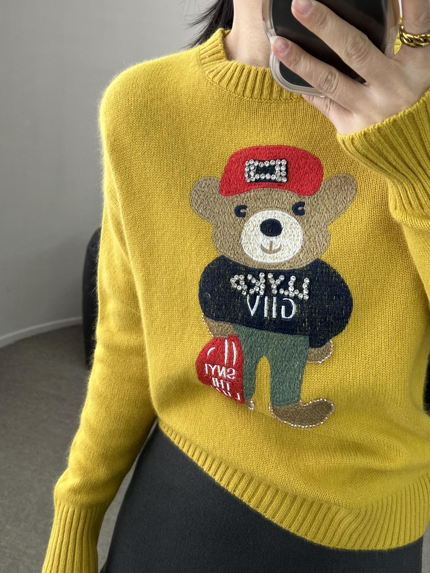 High-End Women’s Suit with Moscinos and Raccoon Details: Lazy Knit Shirt Design - 图片 5